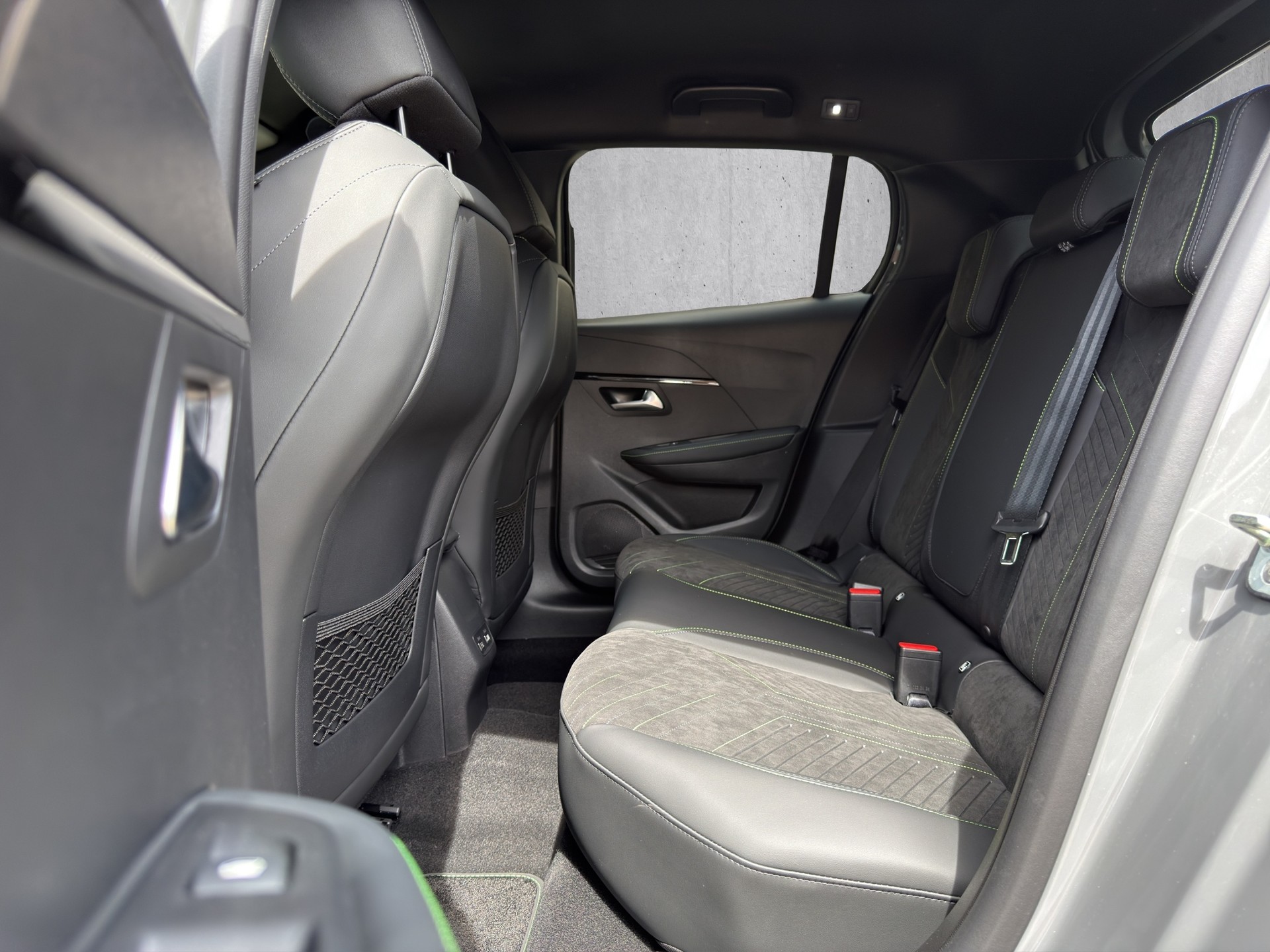 PEUGEOT 208 1.2 Hybrid 145 GT-image-15