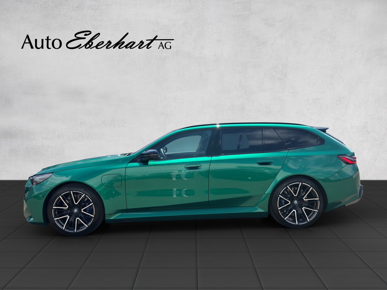 BMW M5 xDrive Touring-showroom-element-2