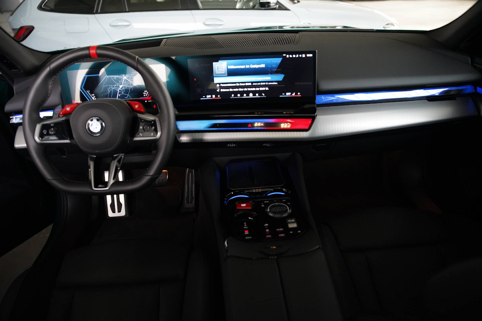 BMW M5 xDrive Touring-image-11
