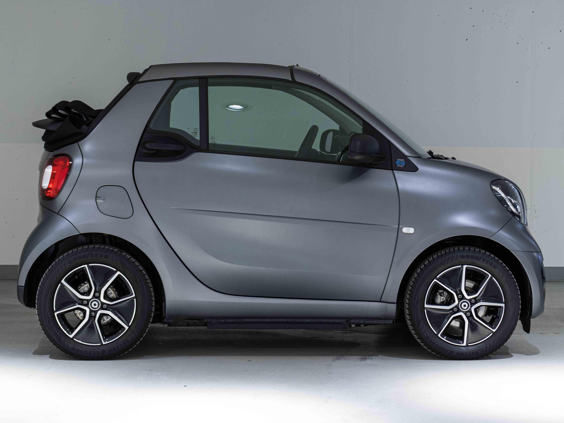 SMART EQ fortwo cabriolet-image-1