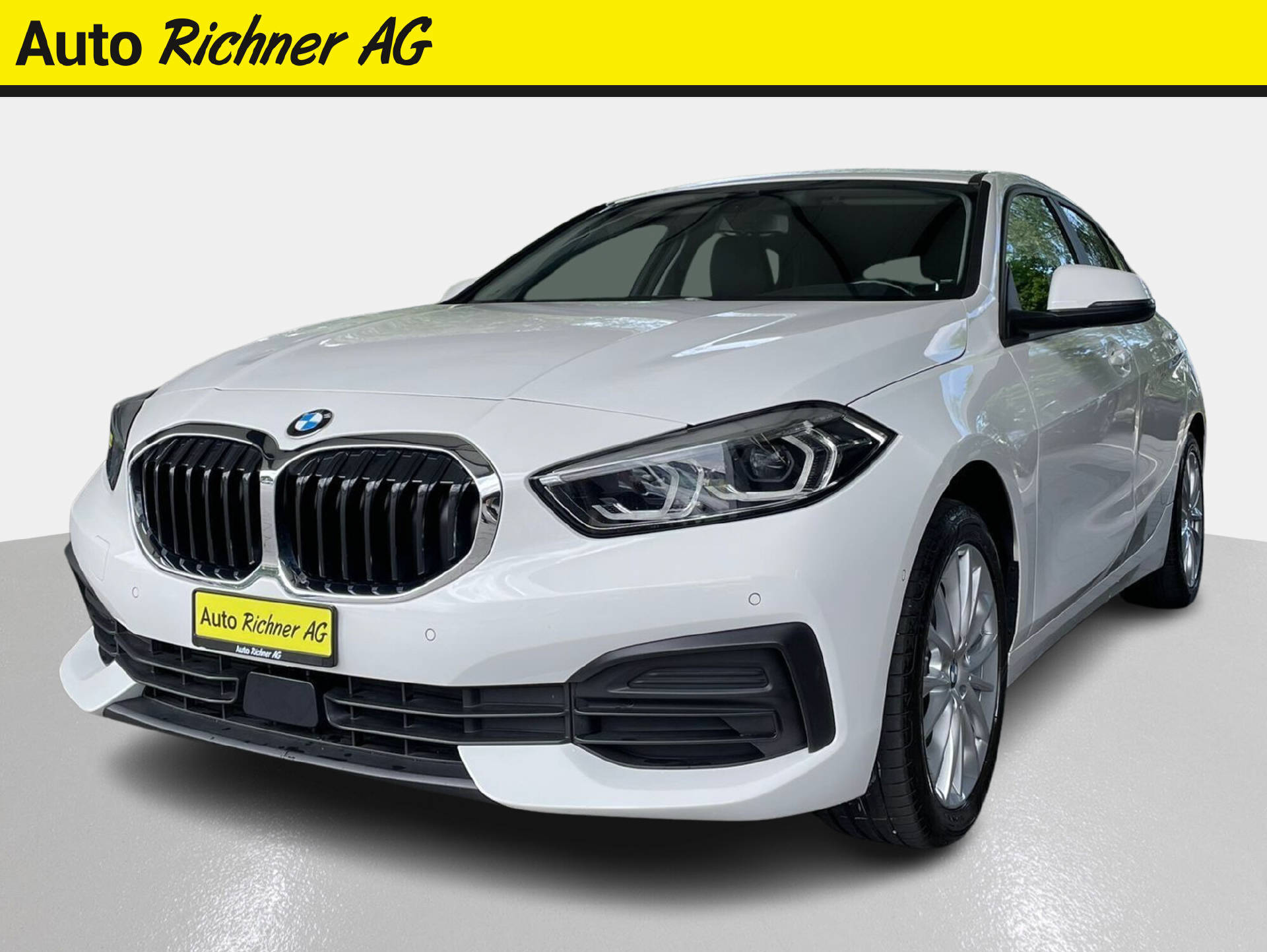 BMW 118i-showroom-element-1