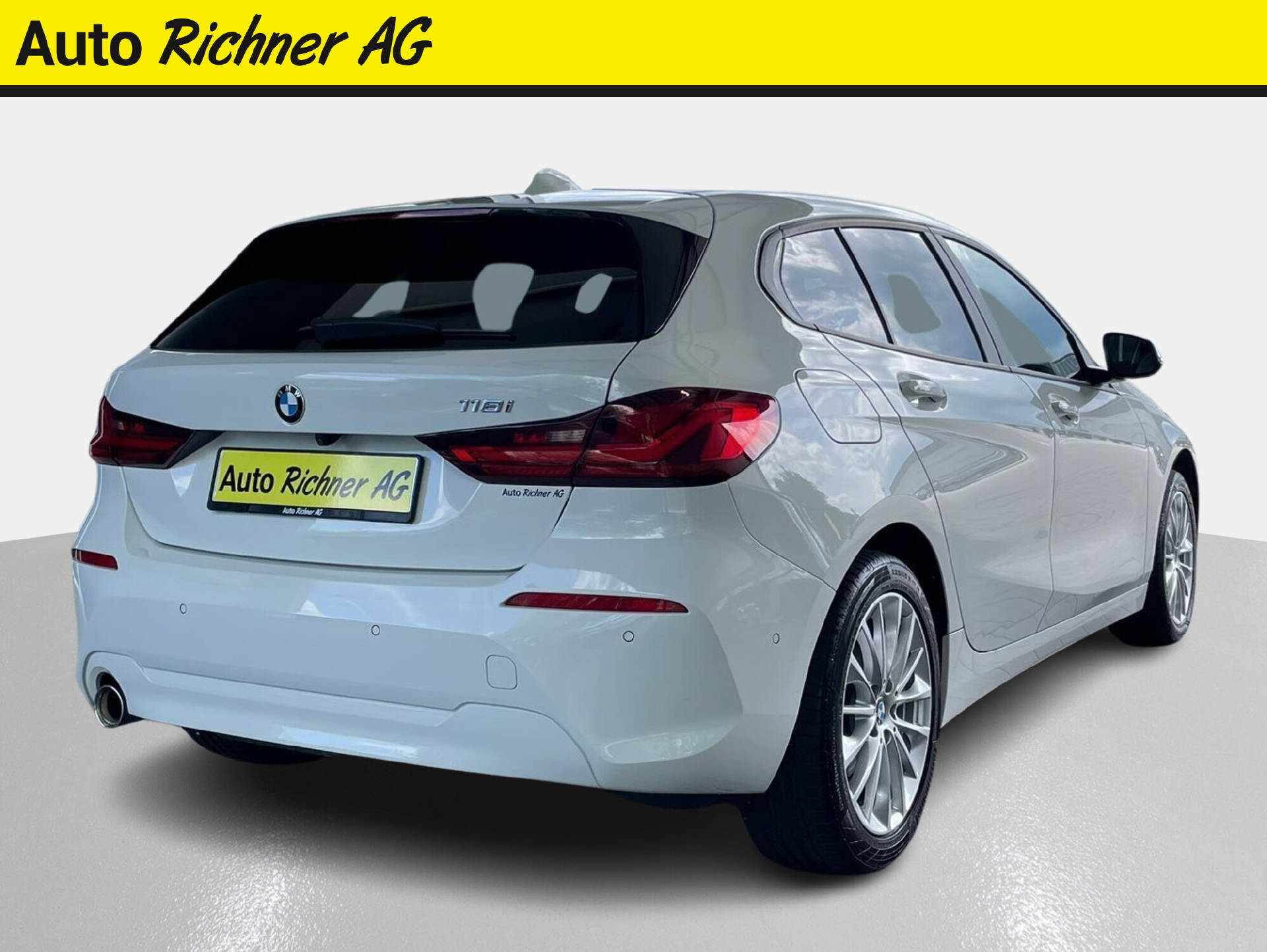 BMW 118i-showroom-element-3