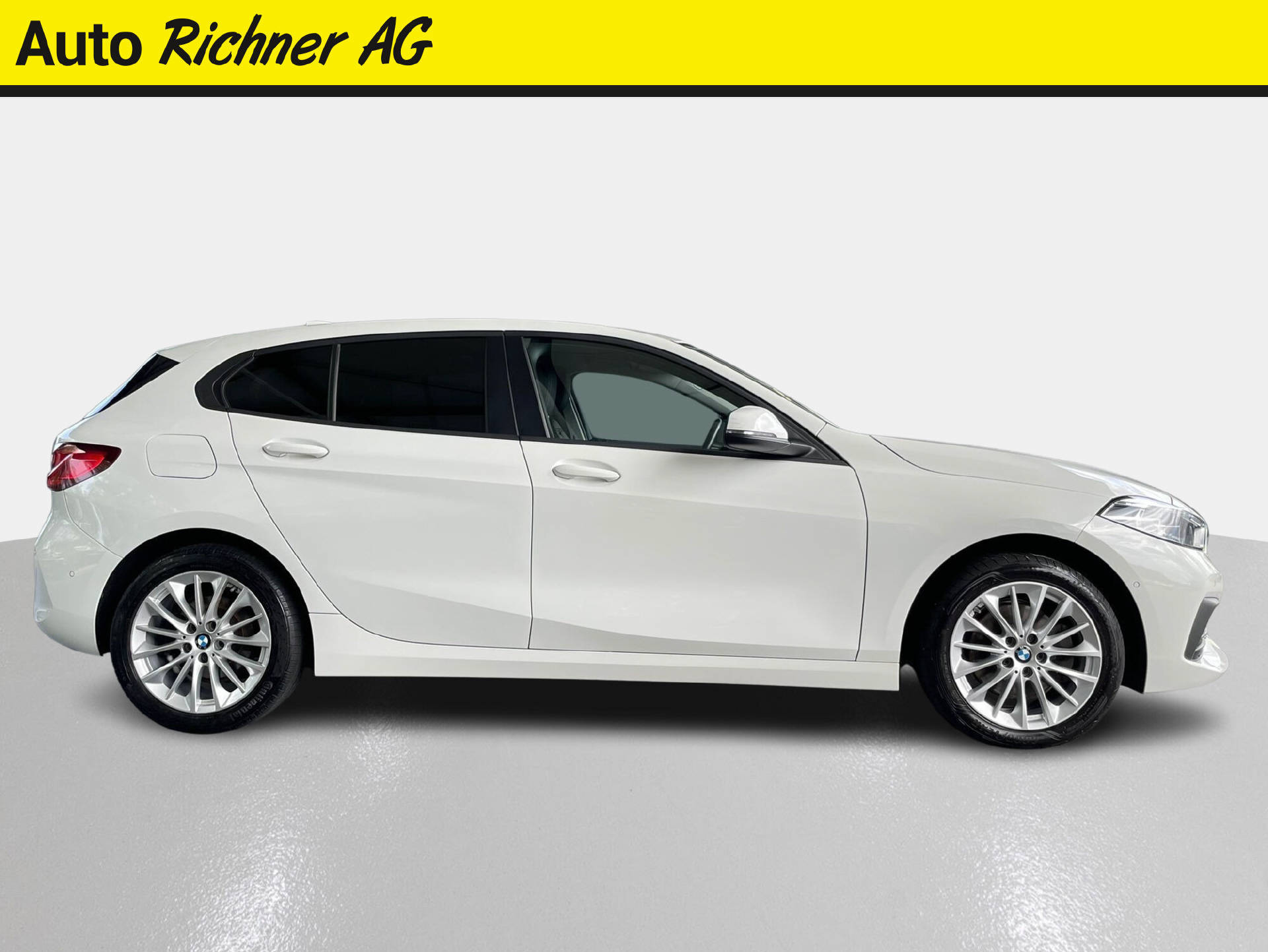 BMW 118i-showroom-element-2