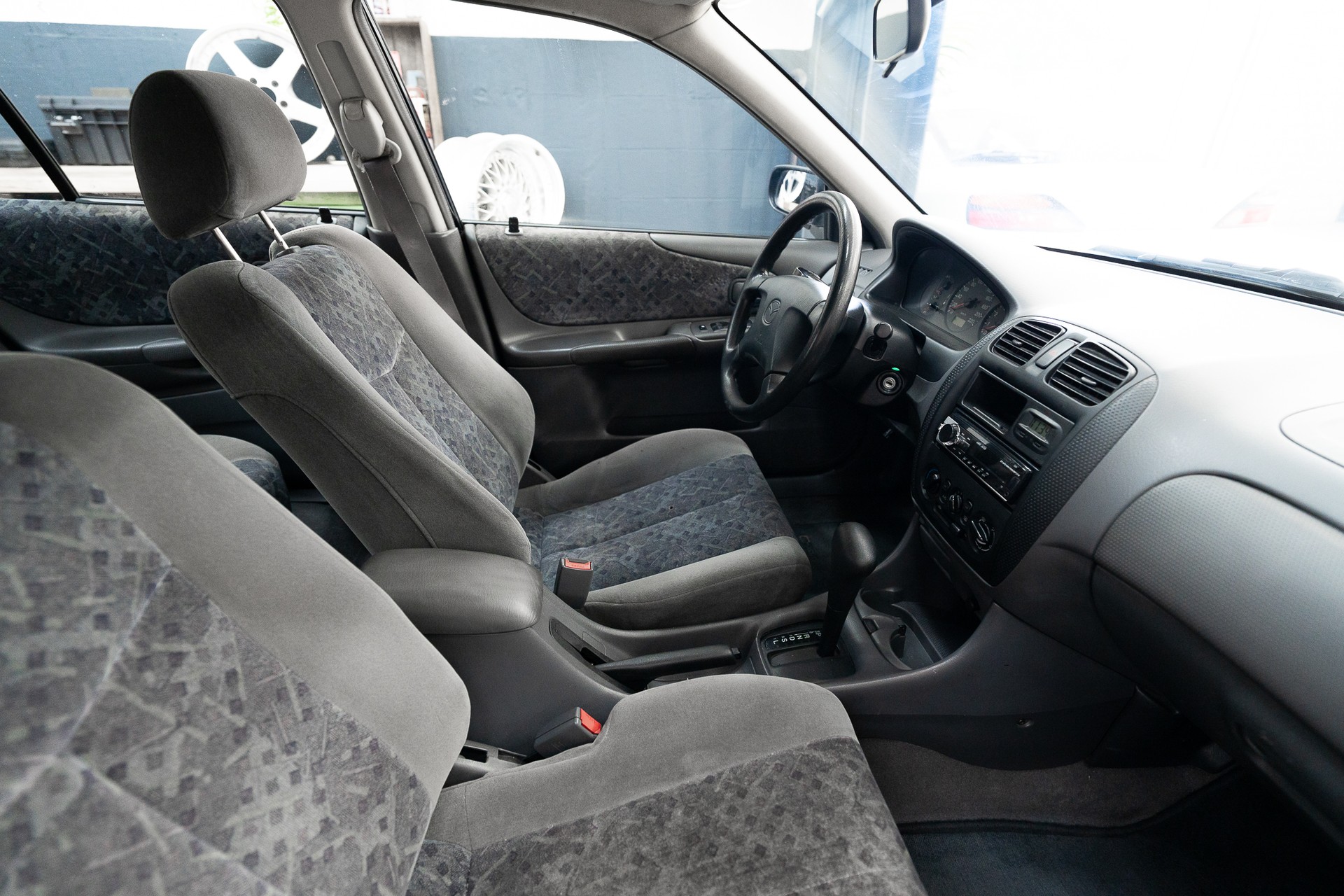 MAZDA 323 1.8i-16V-image-7