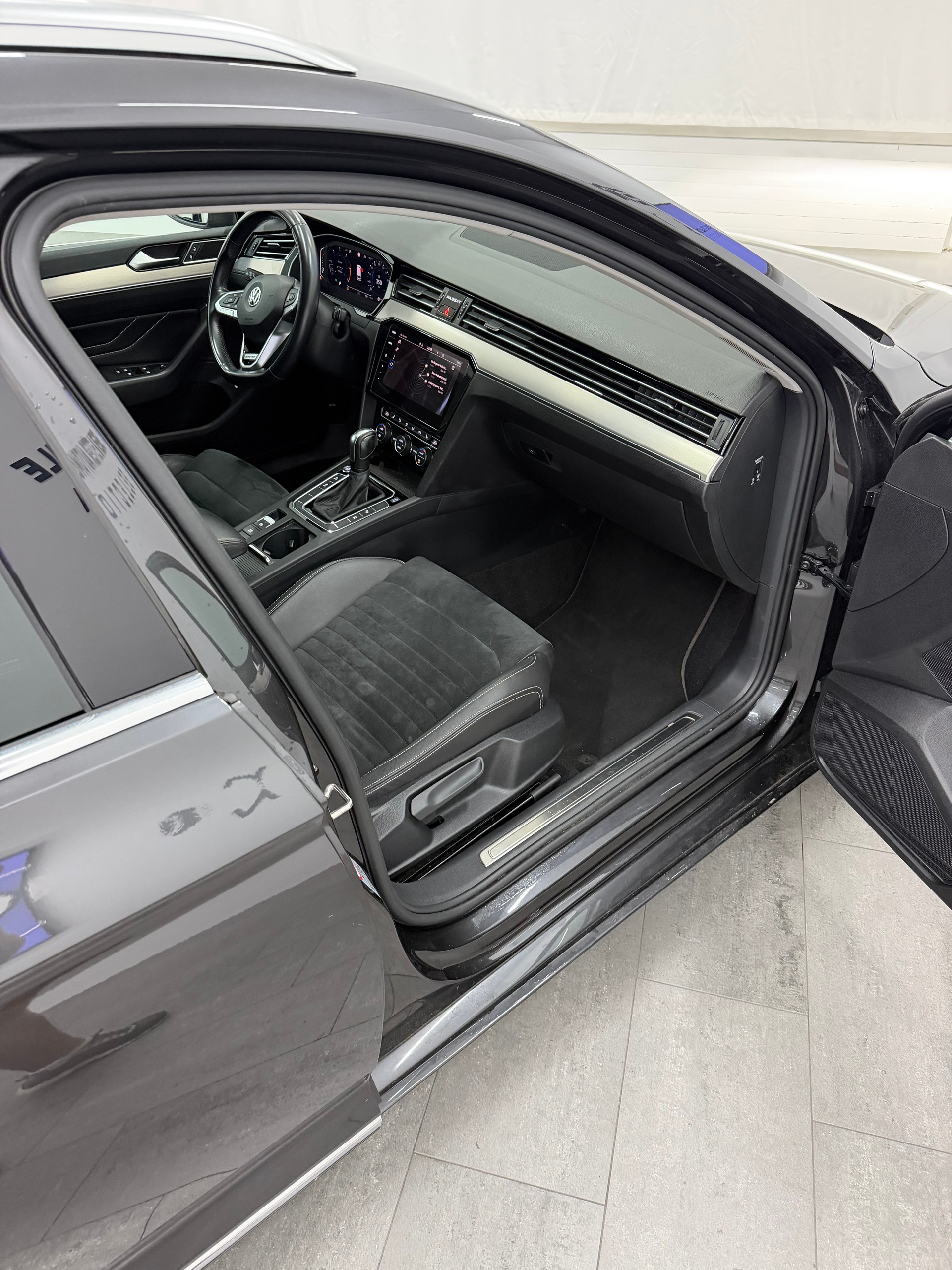 VW Passat 2.0 TDI BMT Elegance 4Motion DSG-image-12