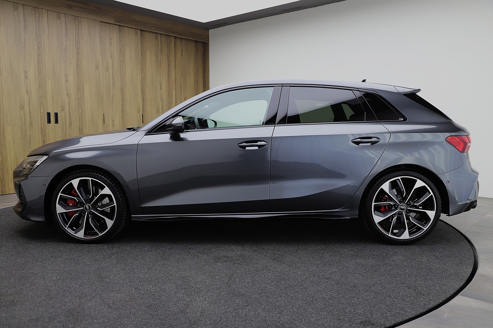AUDI S3 Sportback TFSI quattro S-tronic-image-2