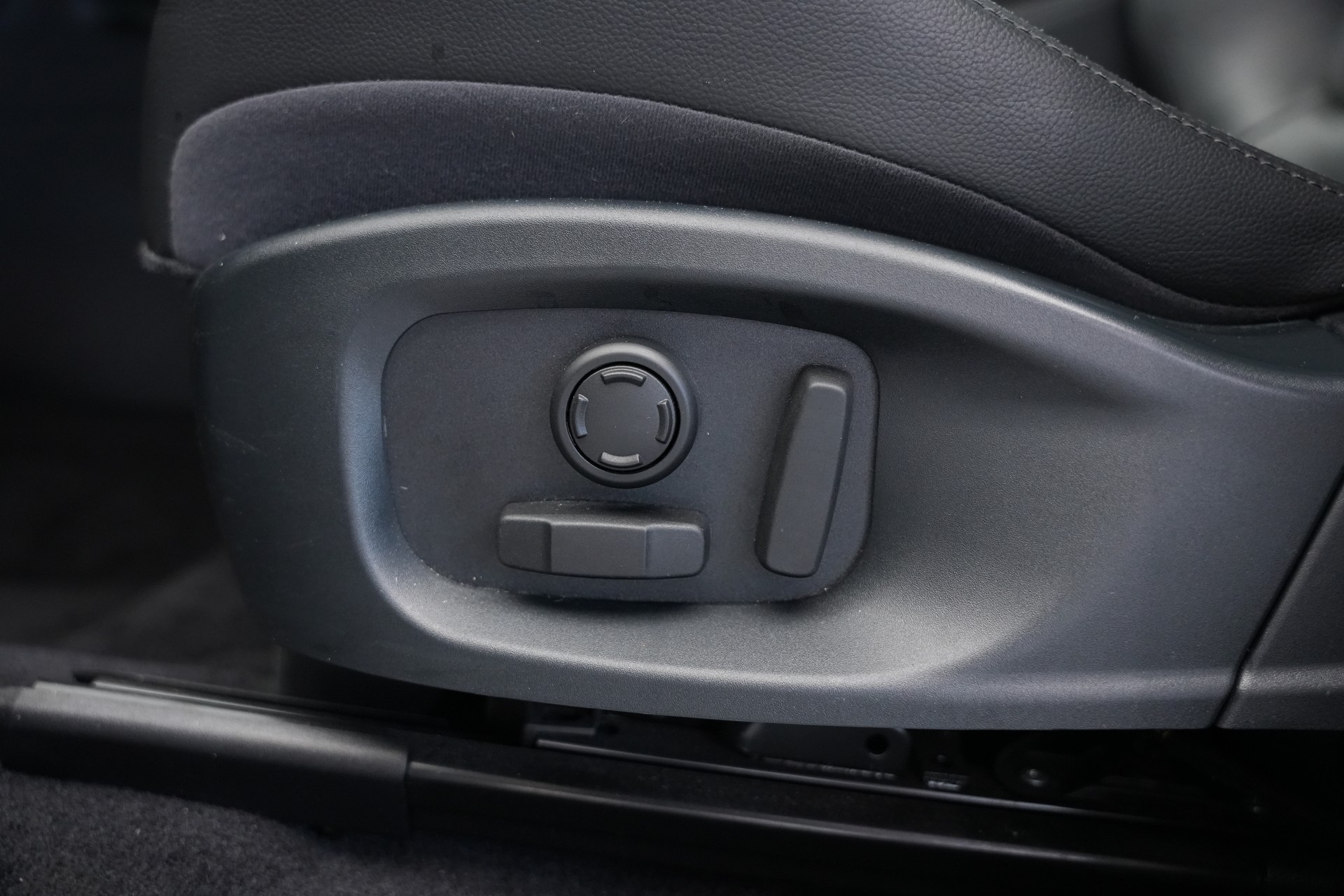 JAGUAR E-Pace 2.0 P250 R-Dynamic SE AWD Automatik-image-21