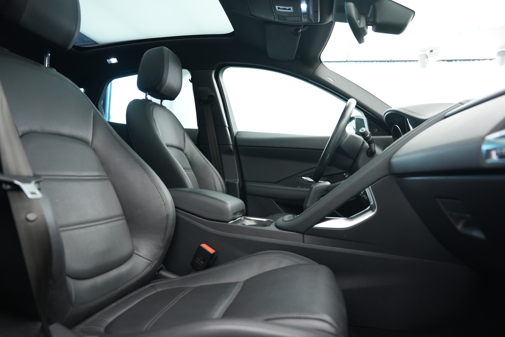 JAGUAR E-Pace 2.0 P250 R-Dynamic SE AWD Automatik-image-12