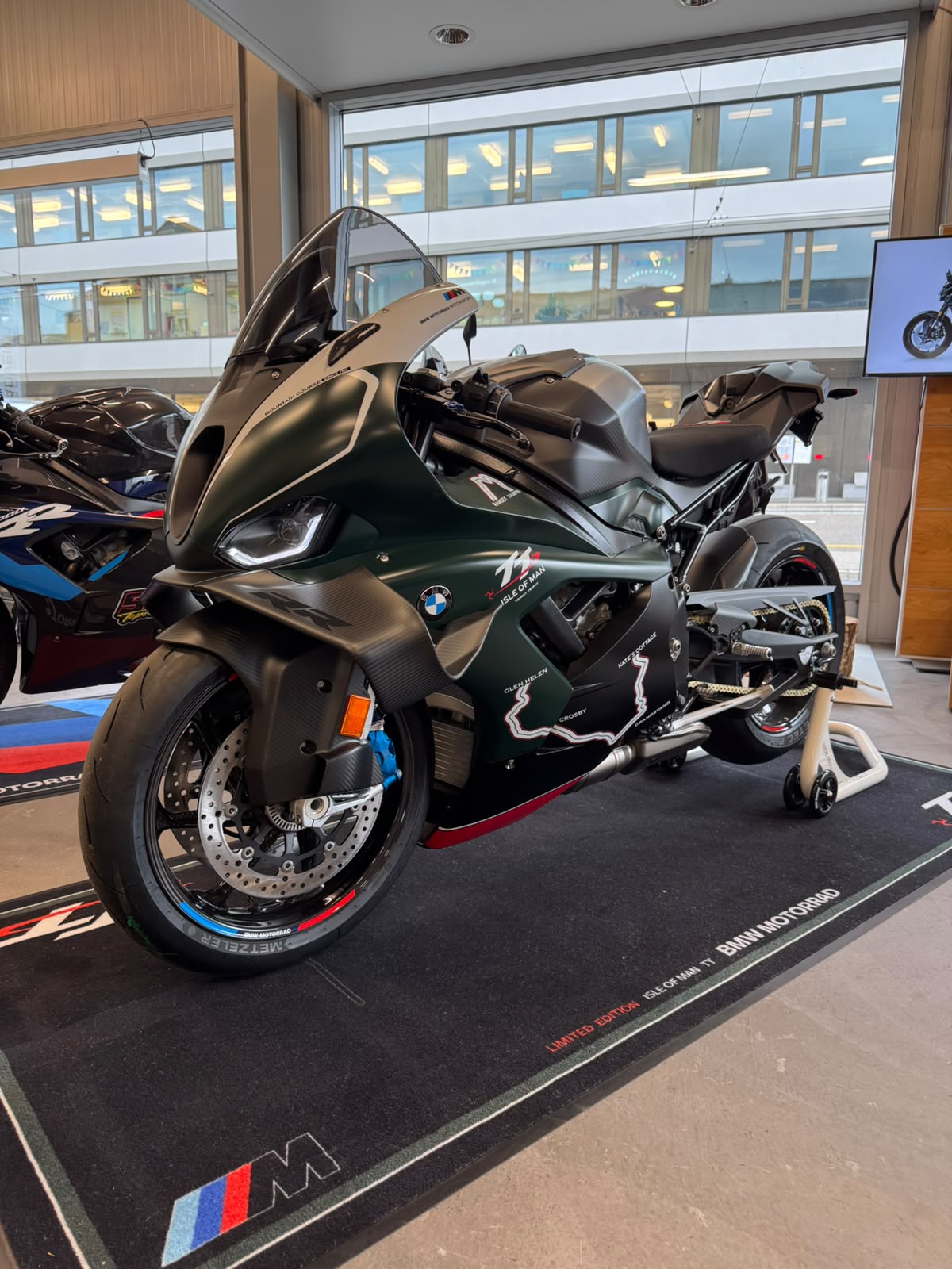BMW M 1000 RR-image-0