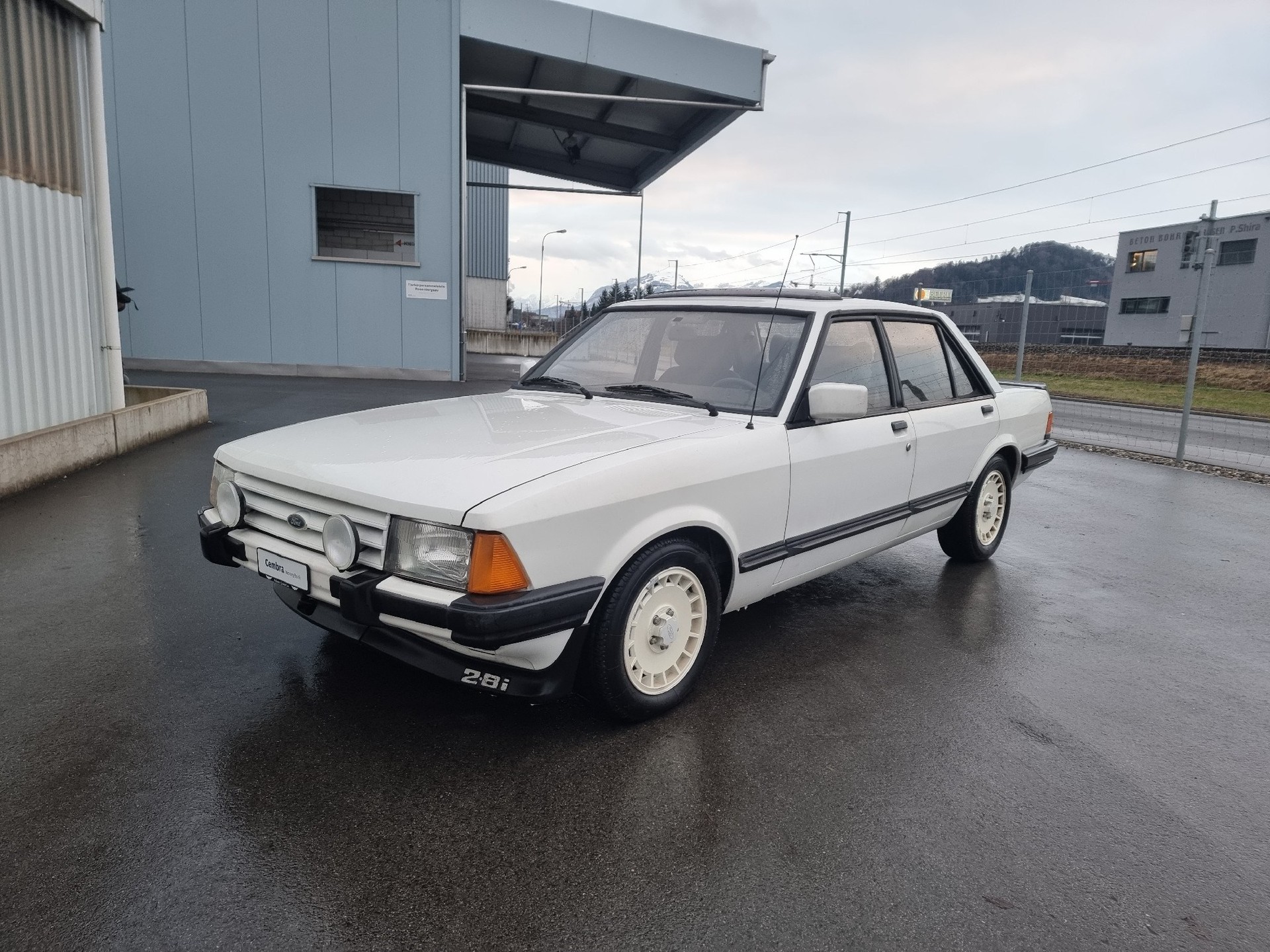 FORD Granada 2800i V6 (GLS)-showroom-element-3