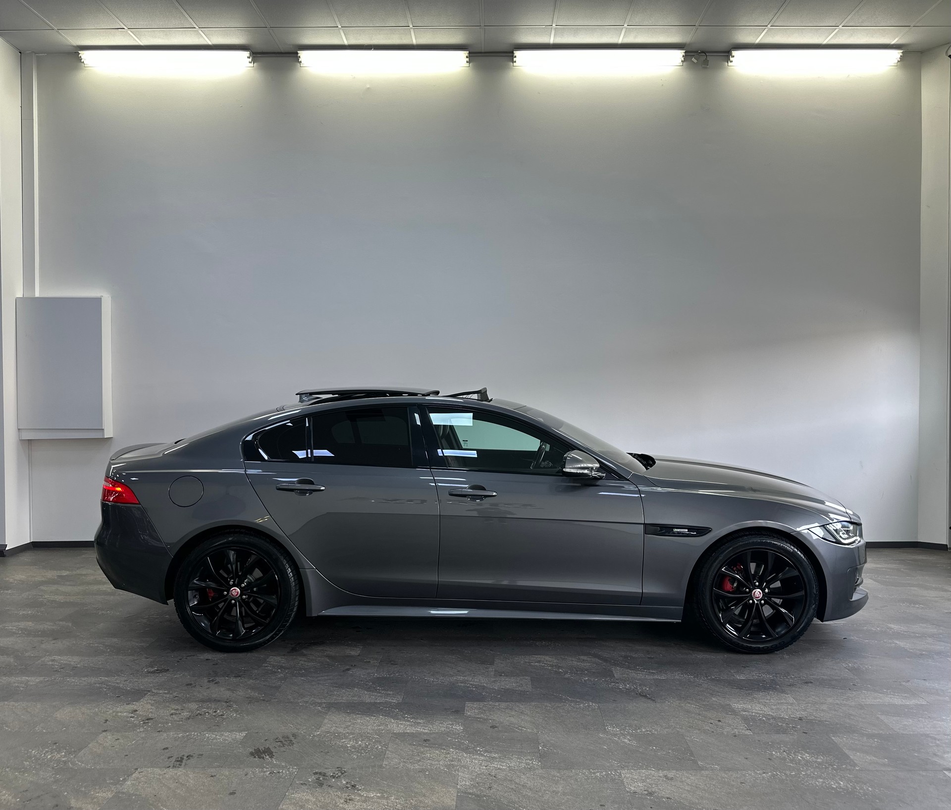 JAGUAR XE 20d R-Sport Automat-image-5