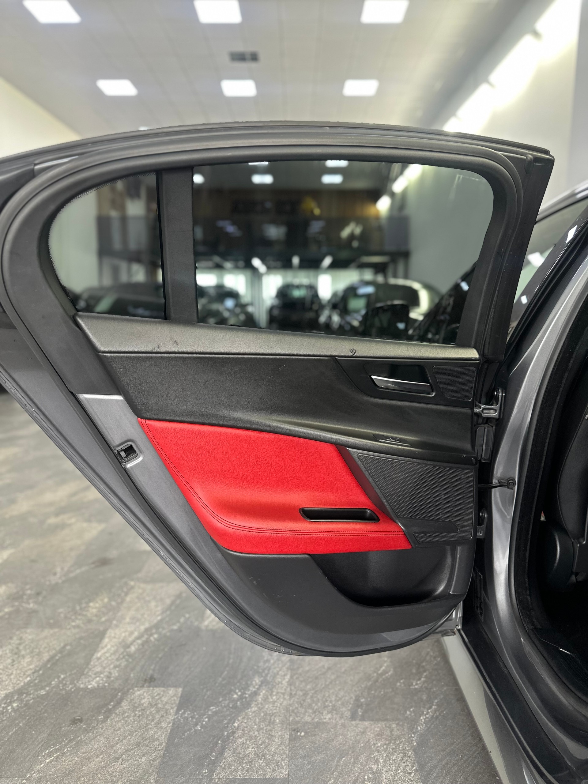 JAGUAR XE 20d R-Sport Automat-image-15