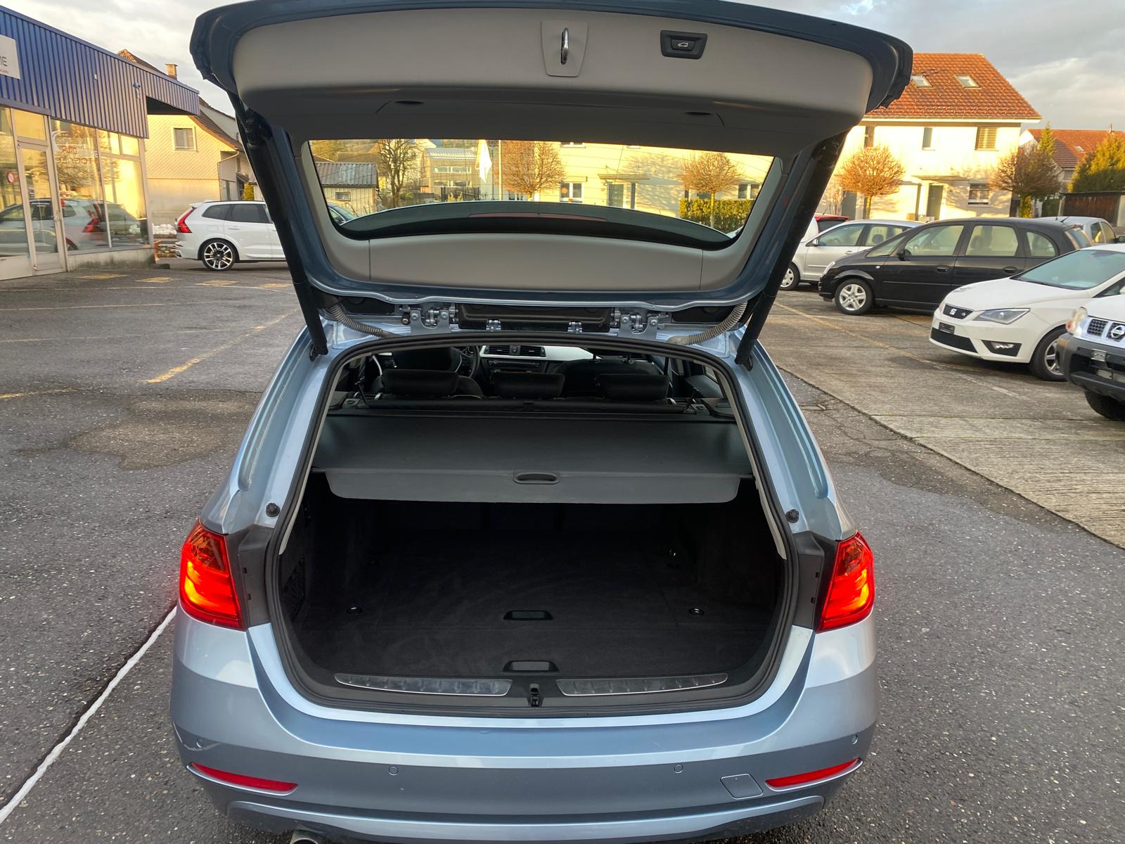 BMW 320d Touring Steptronic-image-6