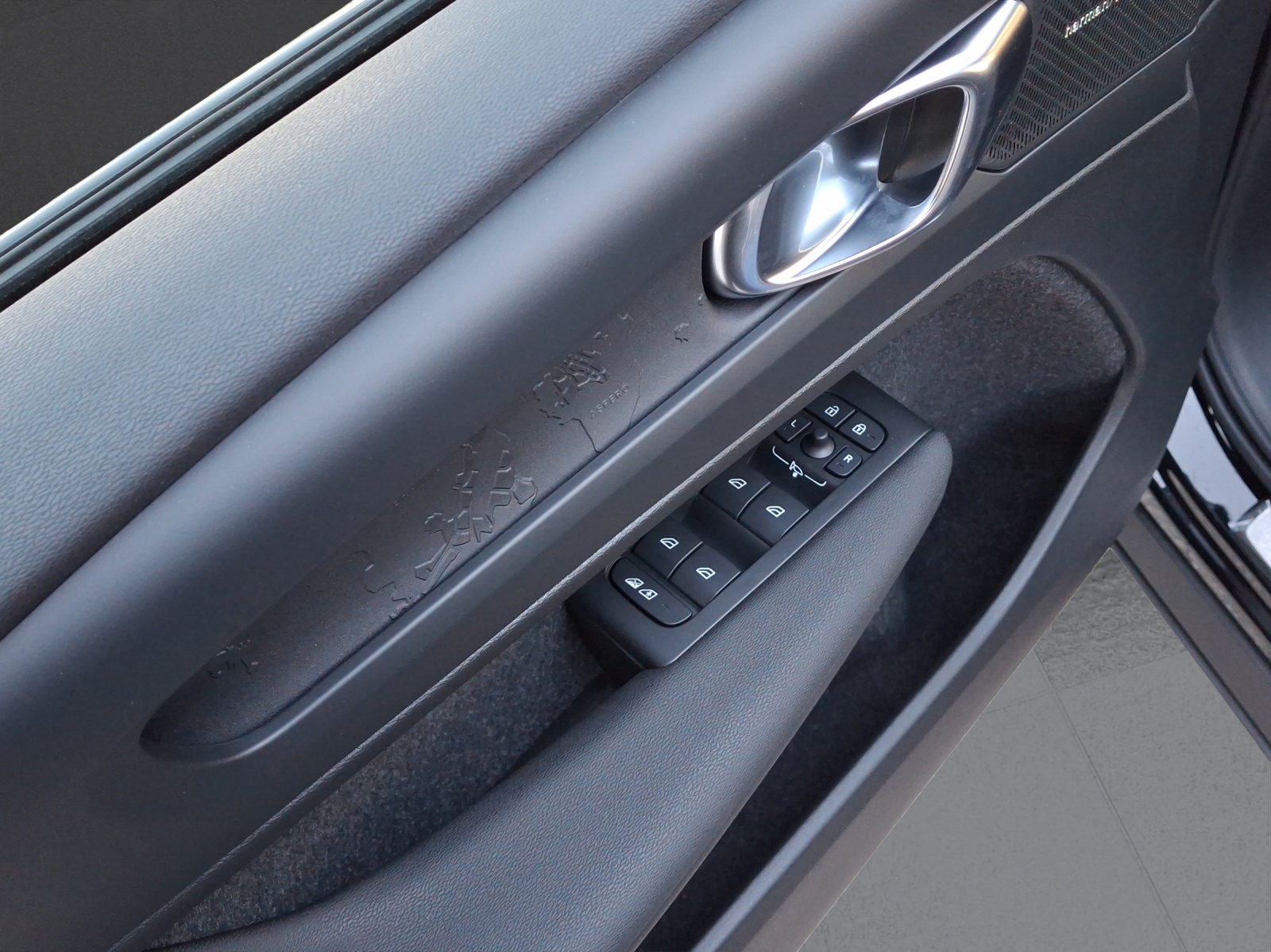 VOLVO EX40 82kWh Twin Motor AWD Plus-image-8