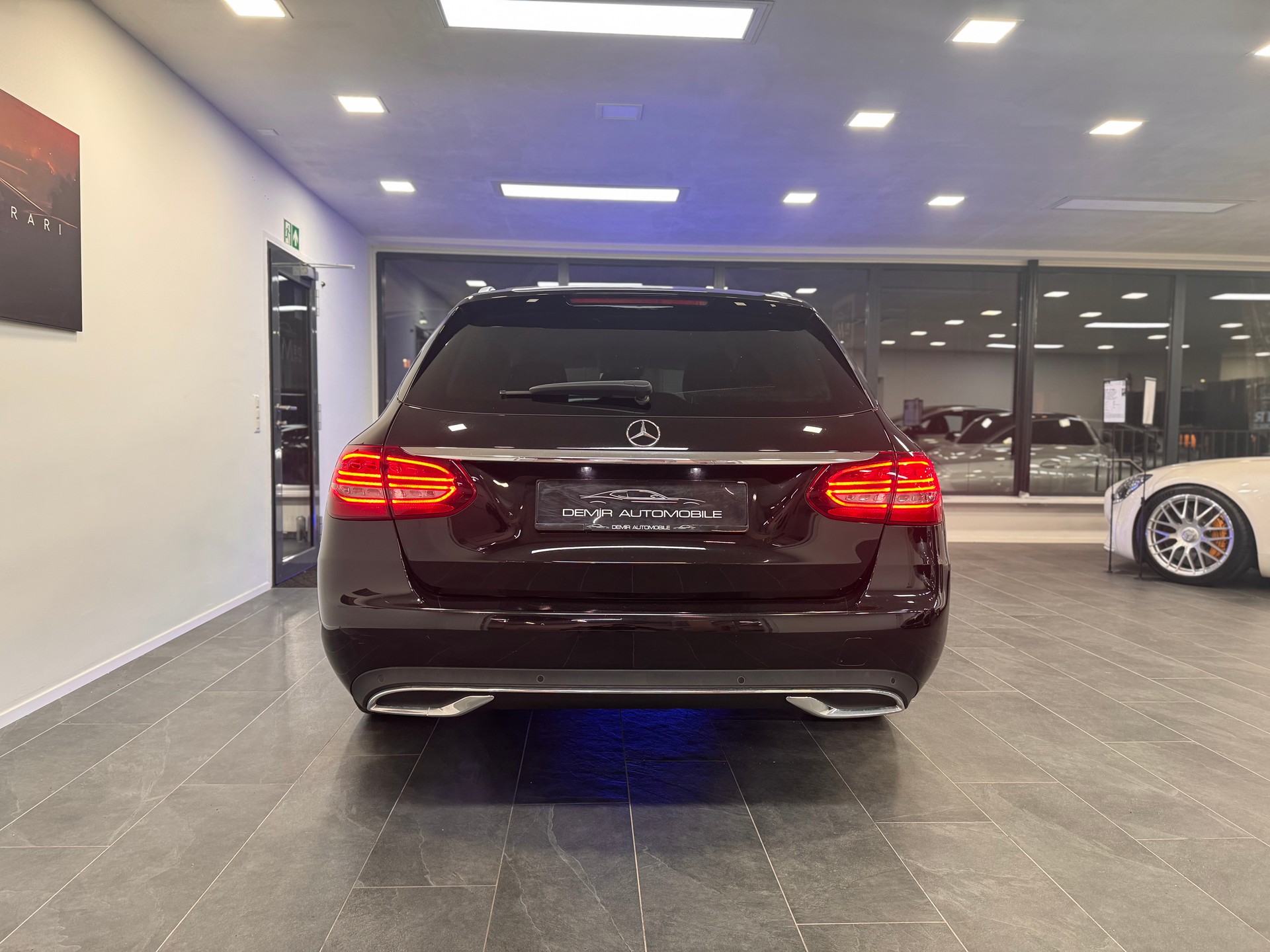 MERCEDES-BENZ C 180 Avantgarde *FACELIFT / CH-Fahrzeug / 1. Hand / LED / Keyless Go*-image-4