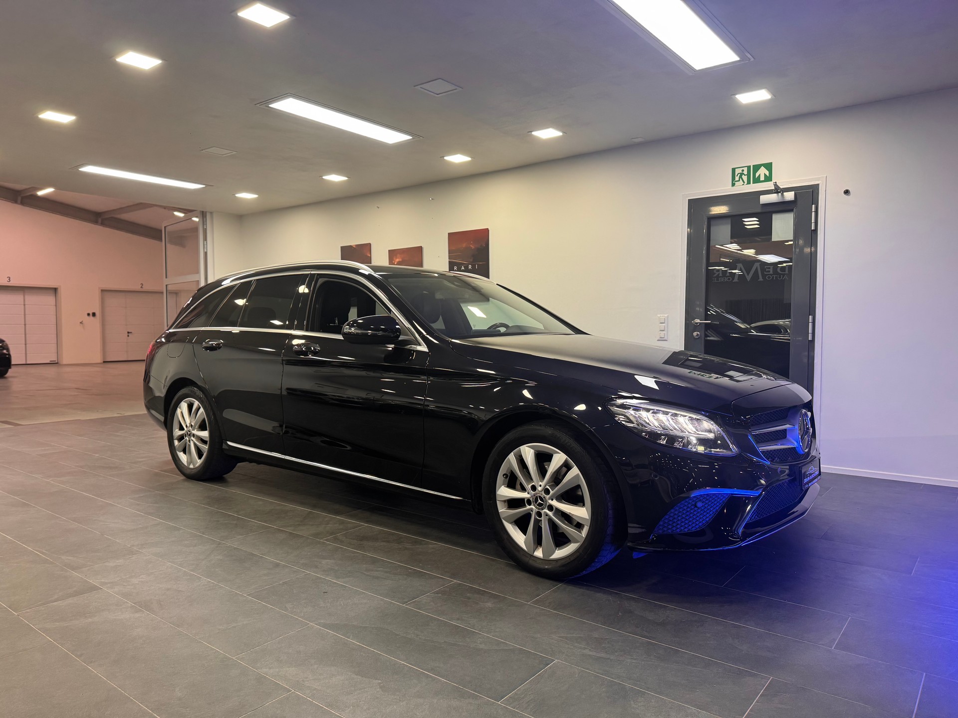 MERCEDES-BENZ C 180 Avantgarde *FACELIFT / CH-Fahrzeug / 1. Hand / LED / Keyless Go*-image-2