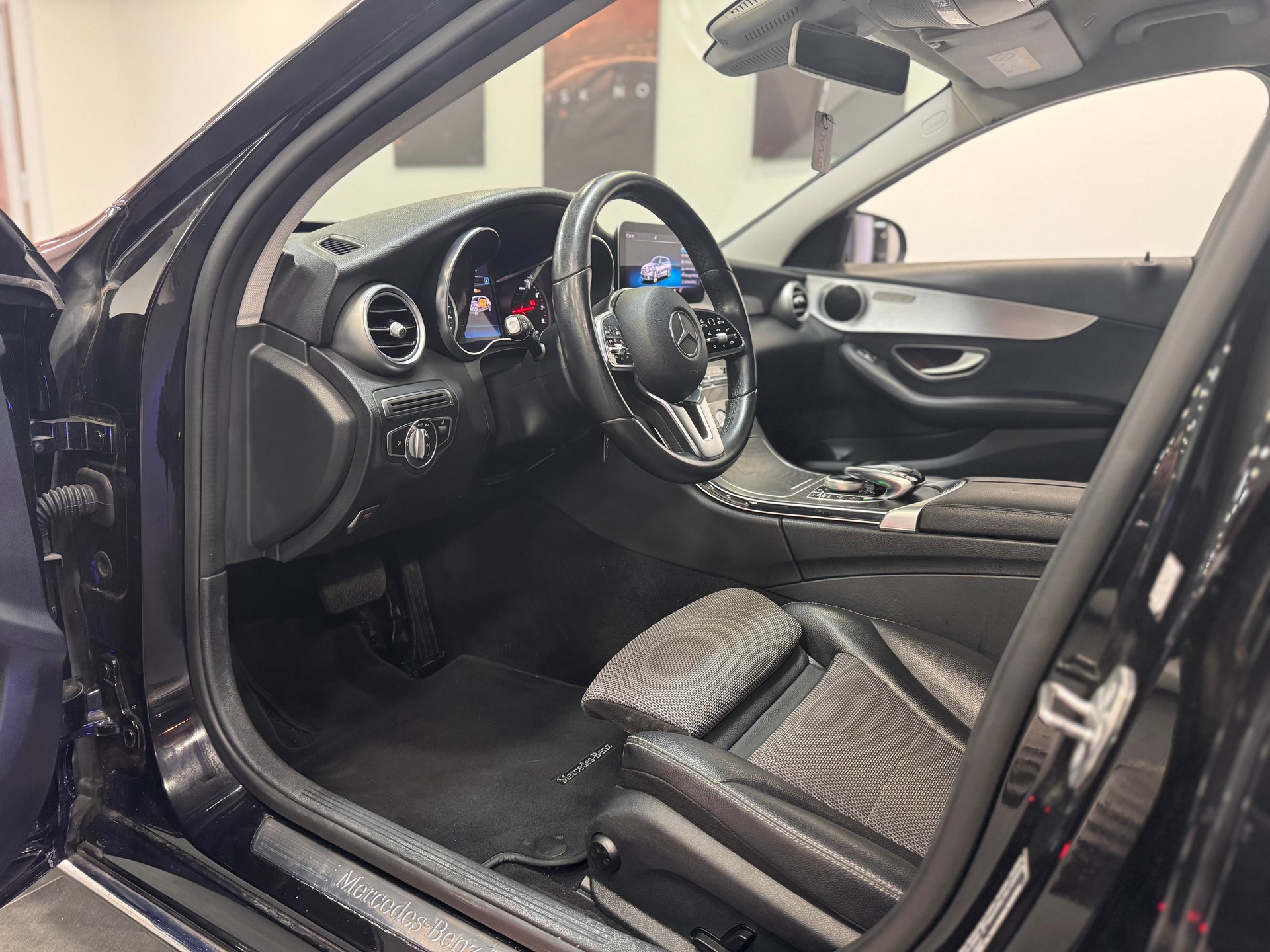 MERCEDES-BENZ C 180 Avantgarde *FACELIFT / CH-Fahrzeug / 1. Hand / LED / Keyless Go*-image-6