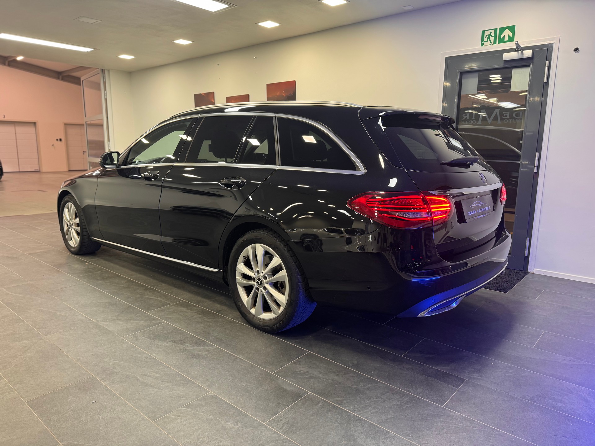 MERCEDES-BENZ C 180 Avantgarde *FACELIFT / CH-Fahrzeug / 1. Hand / LED / Keyless Go*-image-5