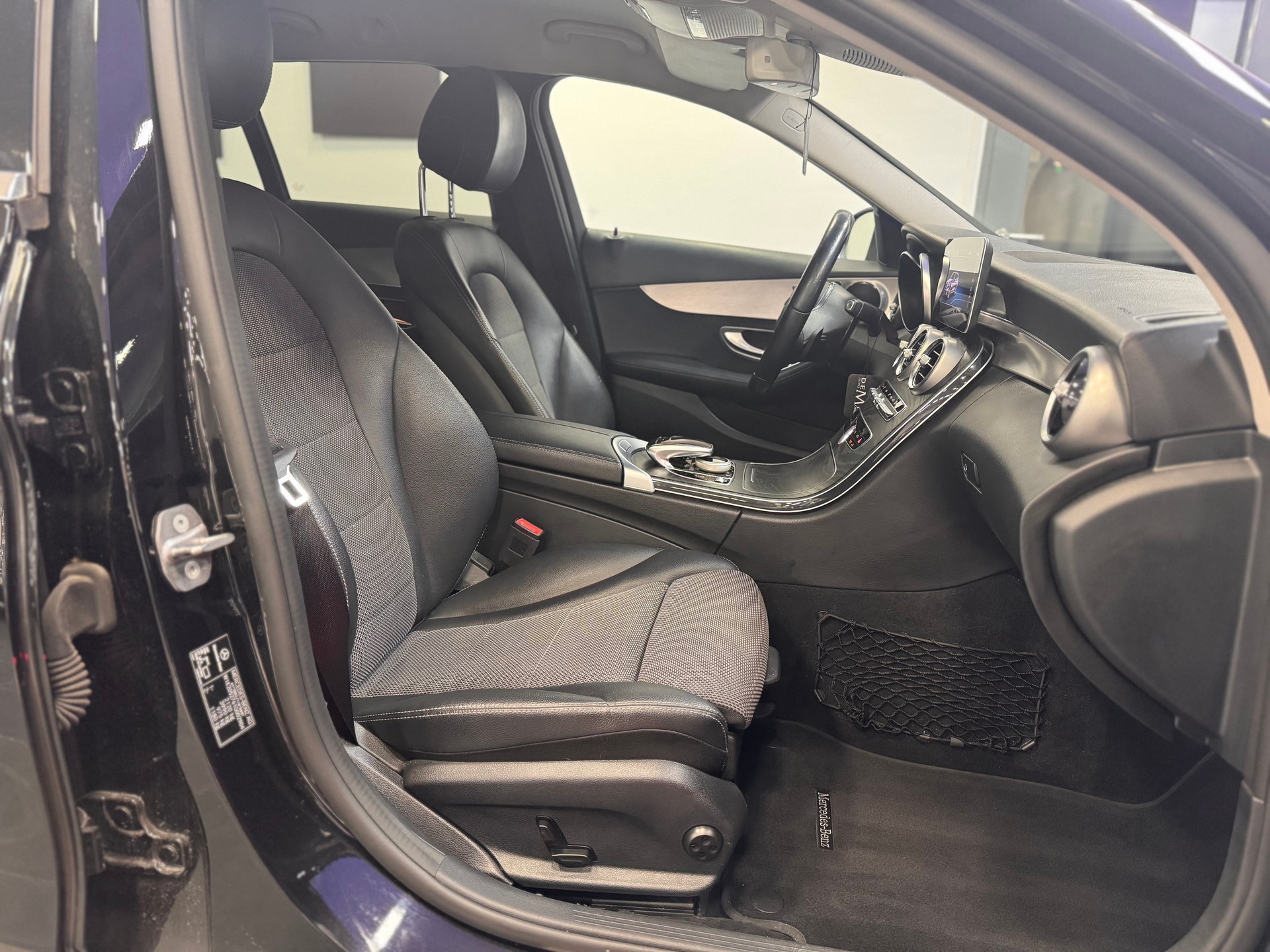 MERCEDES-BENZ C 180 Avantgarde *FACELIFT / CH-Fahrzeug / 1. Hand / LED / Keyless Go*-image-9