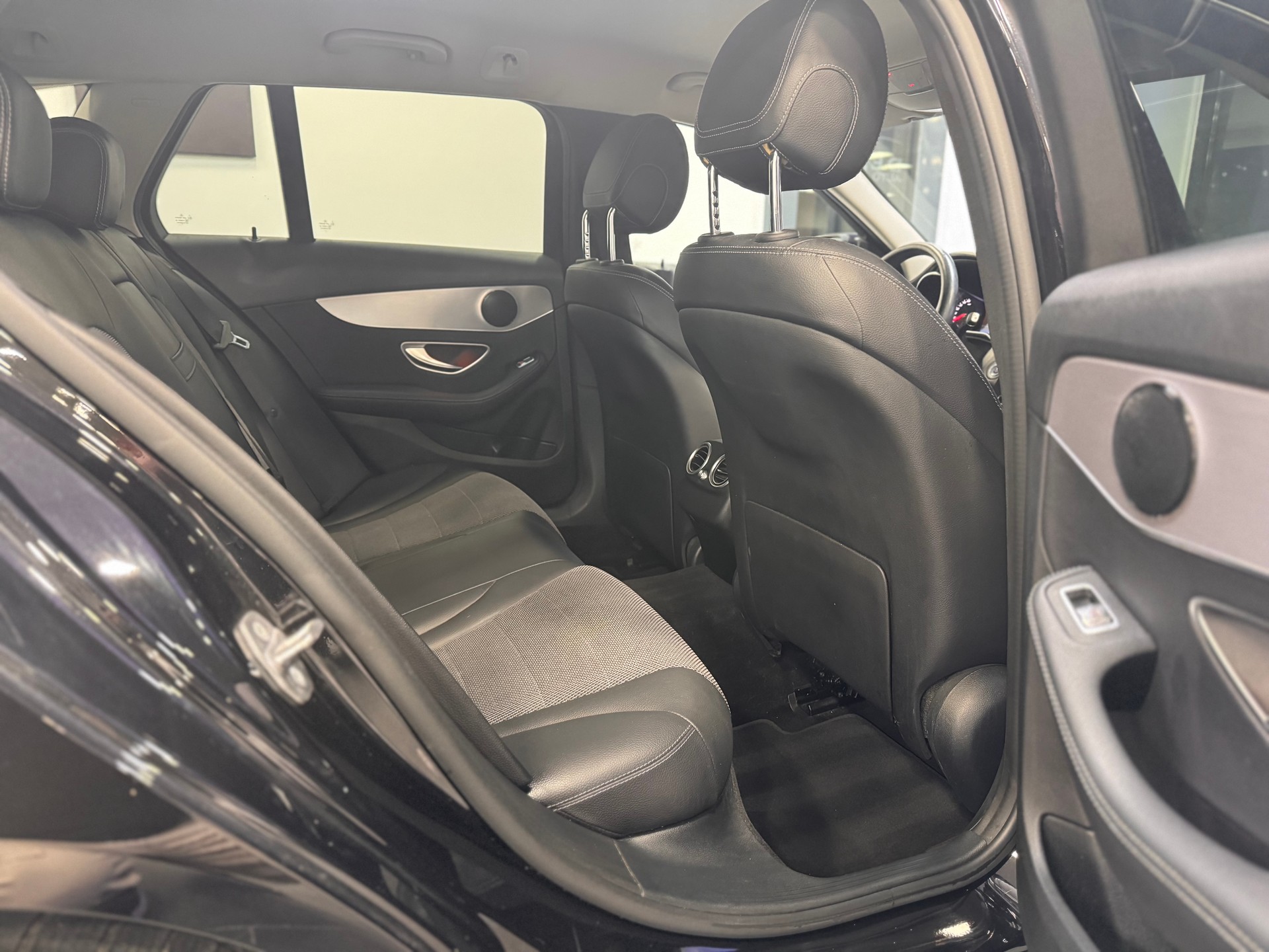 MERCEDES-BENZ C 180 Avantgarde *FACELIFT / CH-Fahrzeug / 1. Hand / LED / Keyless Go*-image-8