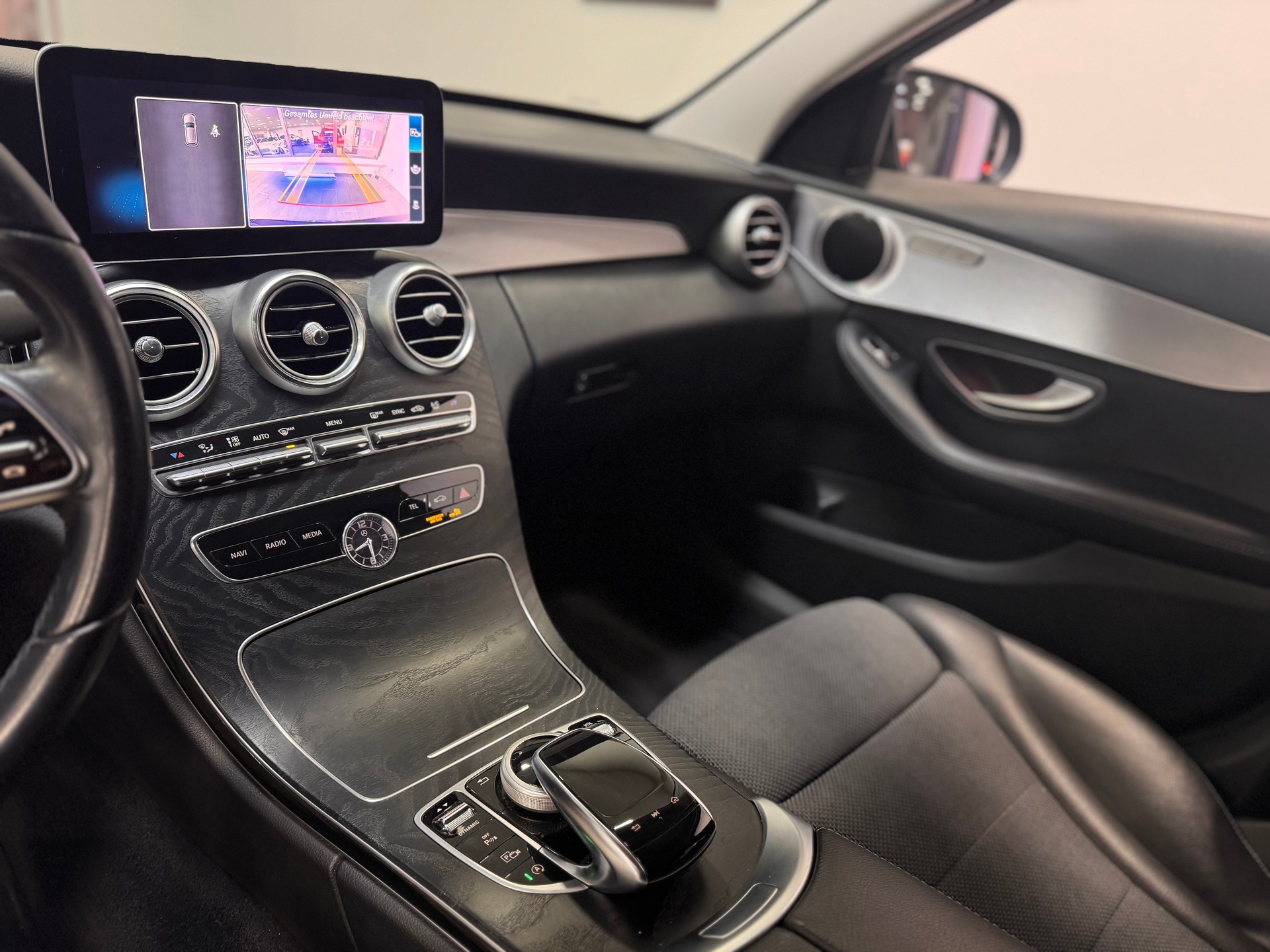 MERCEDES-BENZ C 180 Avantgarde *FACELIFT / CH-Fahrzeug / 1. Hand / LED / Keyless Go*-image-11