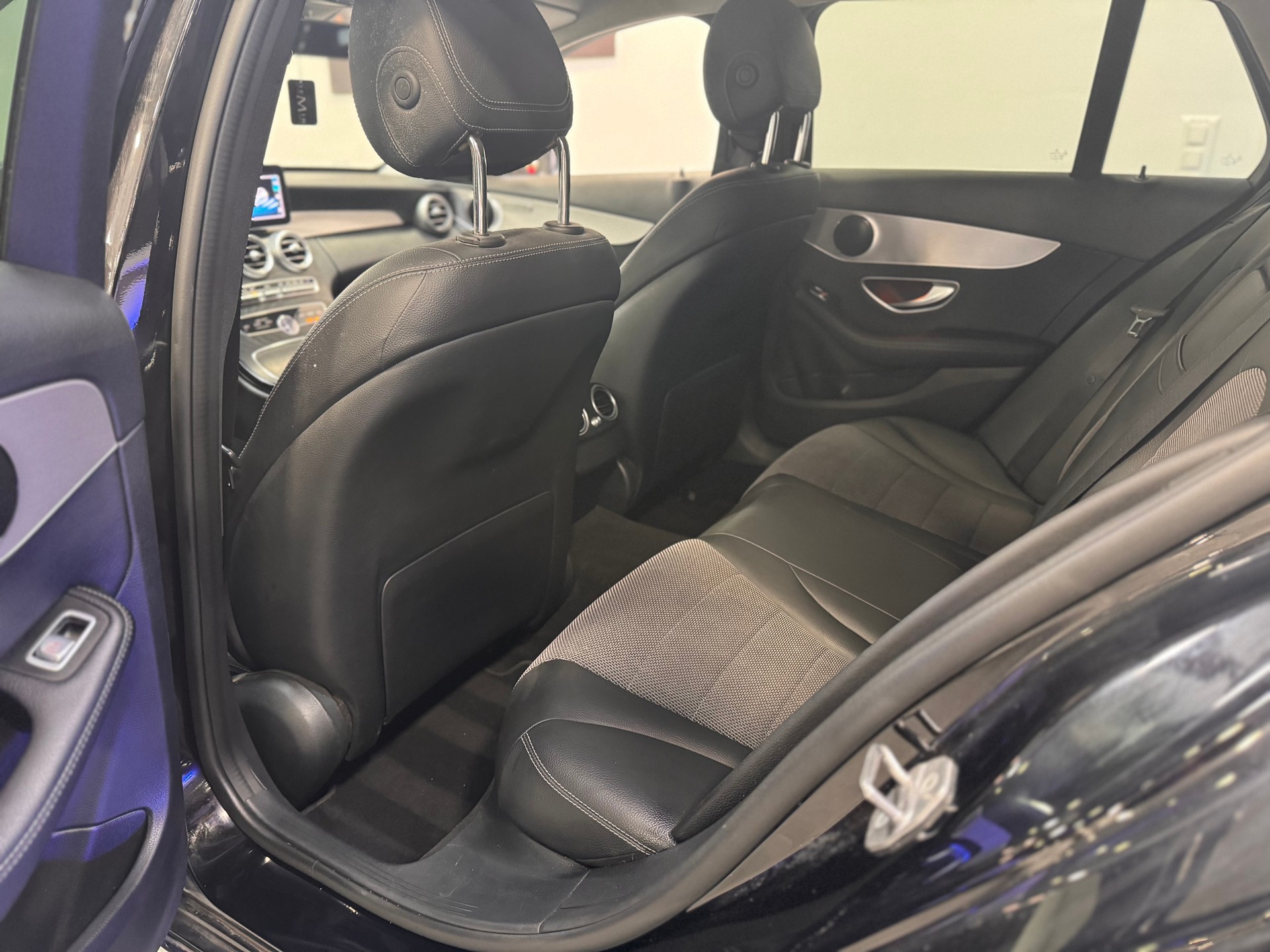 MERCEDES-BENZ C 180 Avantgarde *FACELIFT / CH-Fahrzeug / 1. Hand / LED / Keyless Go*-image-7