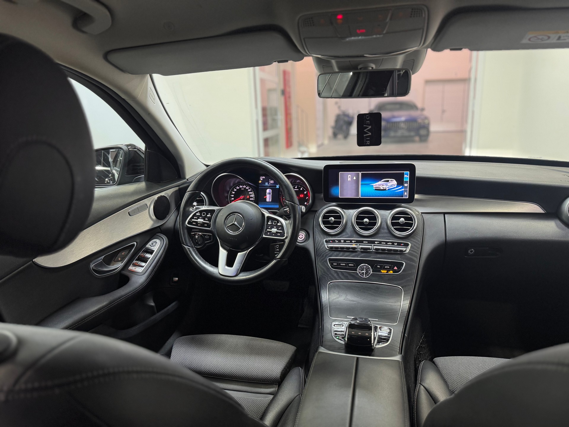 MERCEDES-BENZ C 180 Avantgarde *FACELIFT / CH-Fahrzeug / 1. Hand / LED / Keyless Go*-image-12