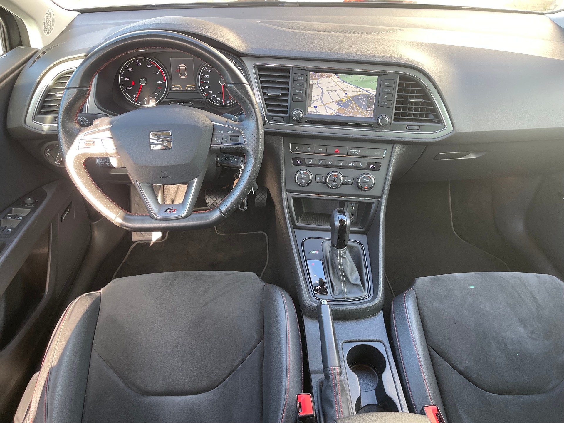 SEAT Leon 1.4 TSI FR DSG-image-11