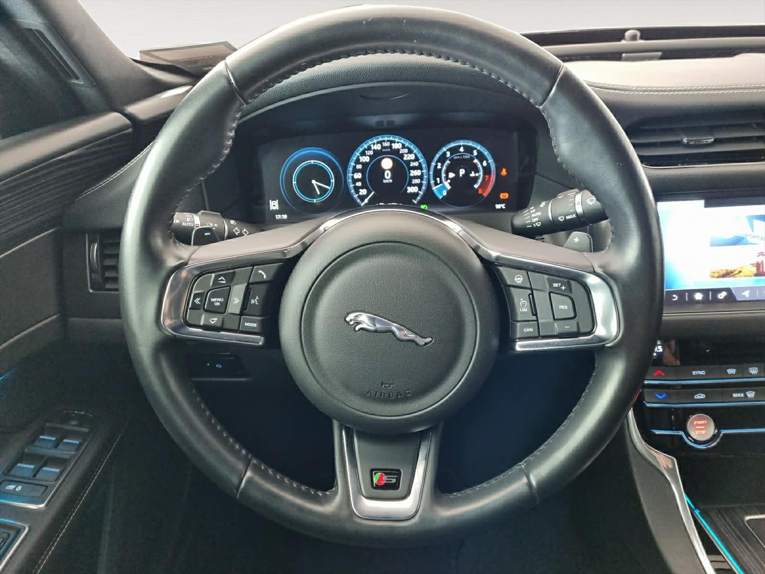 JAGUAR XF S AWD-image-6