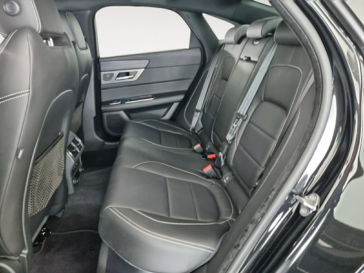JAGUAR XF S AWD-image-14