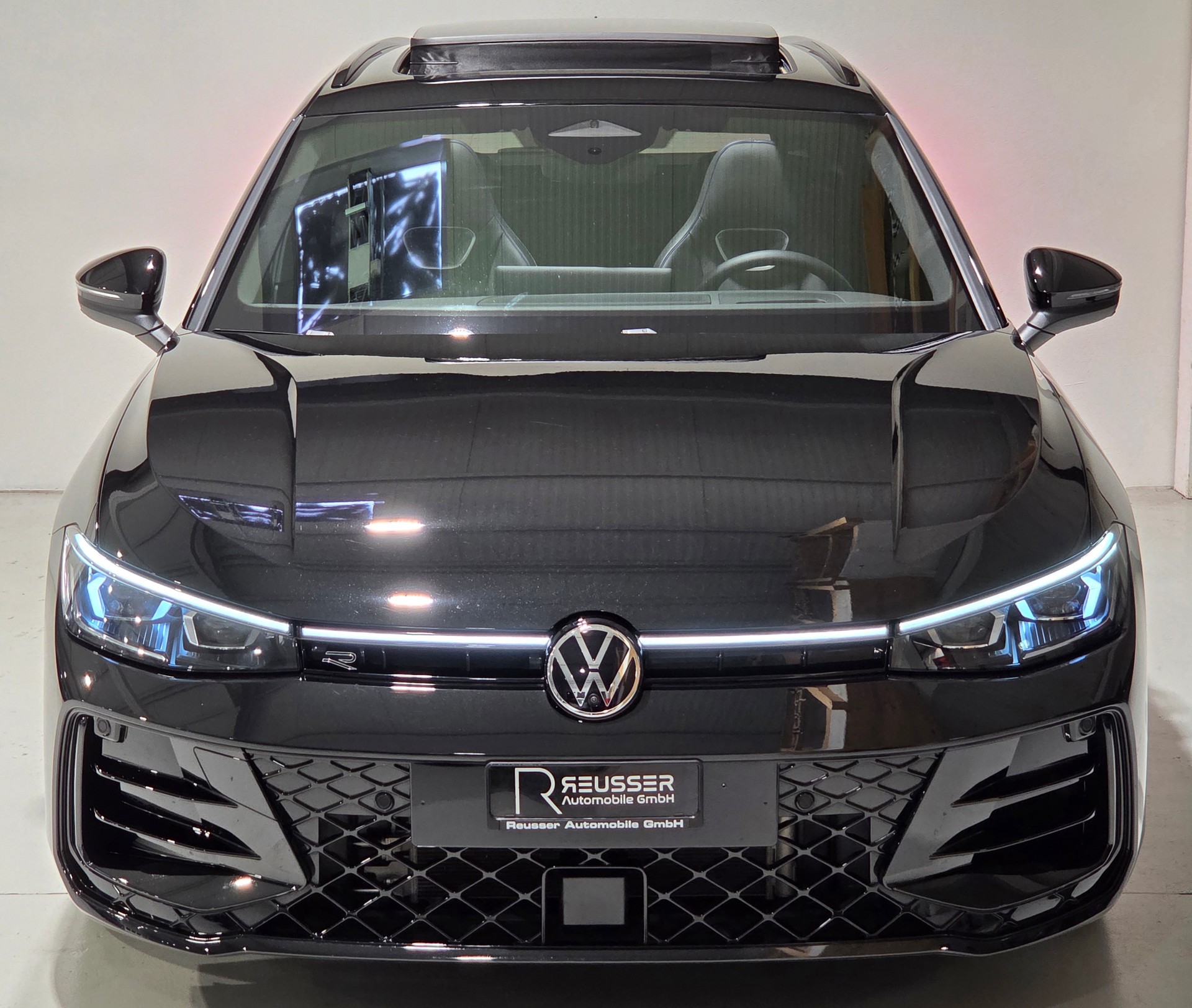 VW Passat Variant 2.0 TSI R-Line Signature Black Style 4 Motion DSG-image-22