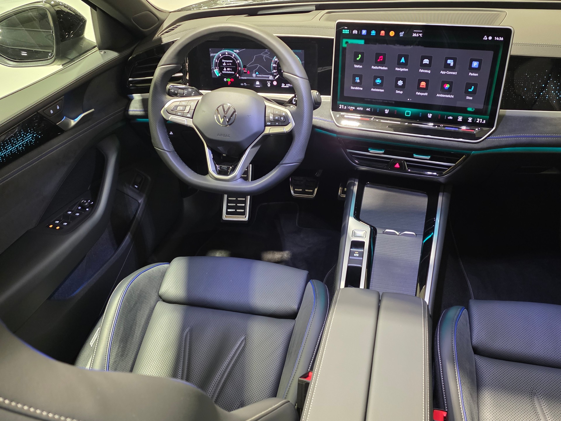 VW Passat Variant 2.0 TSI R-Line Signature Black Style 4 Motion DSG-image-5