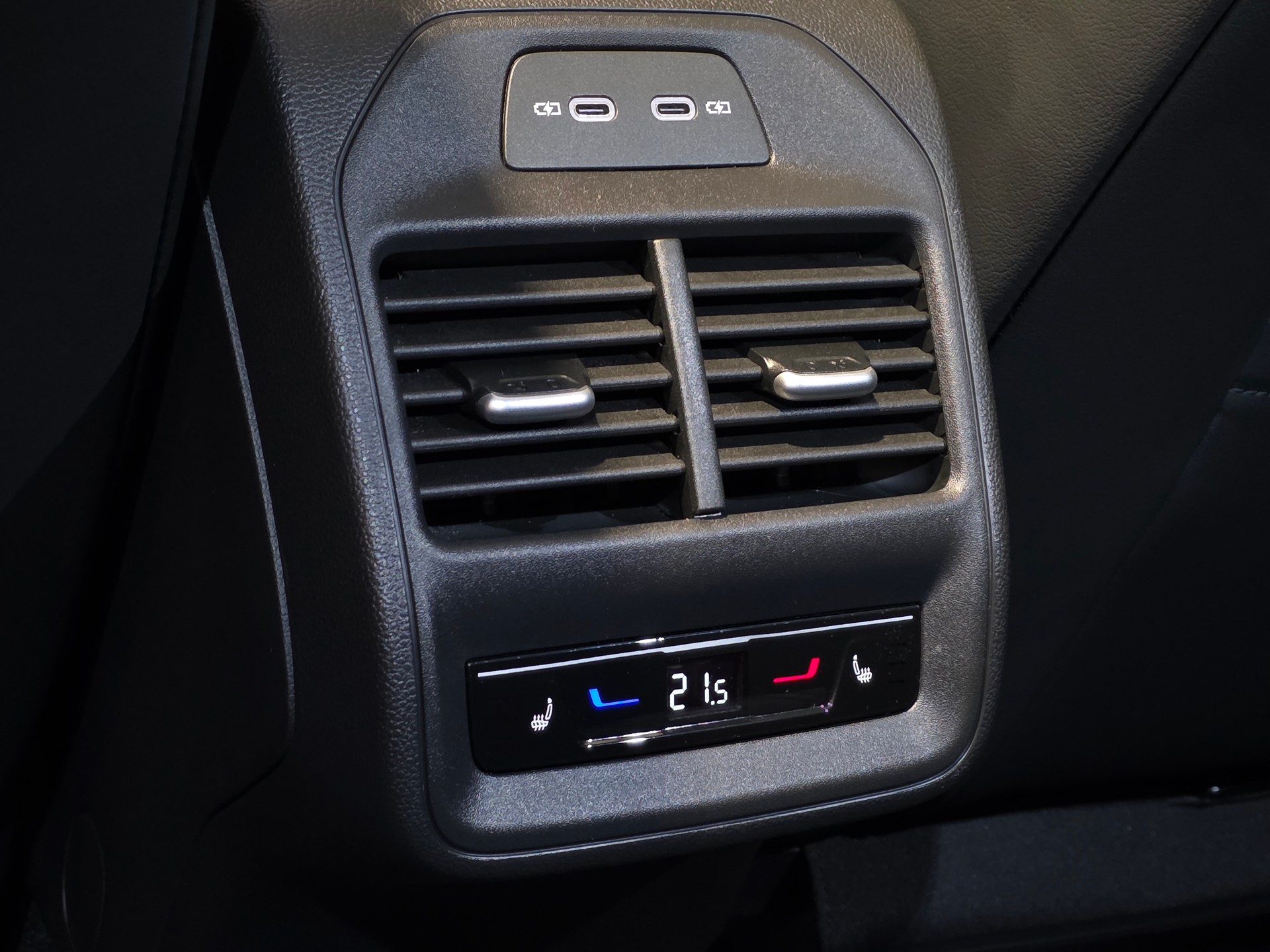 VW Passat Variant 2.0 TSI R-Line Signature Black Style 4 Motion DSG-image-18