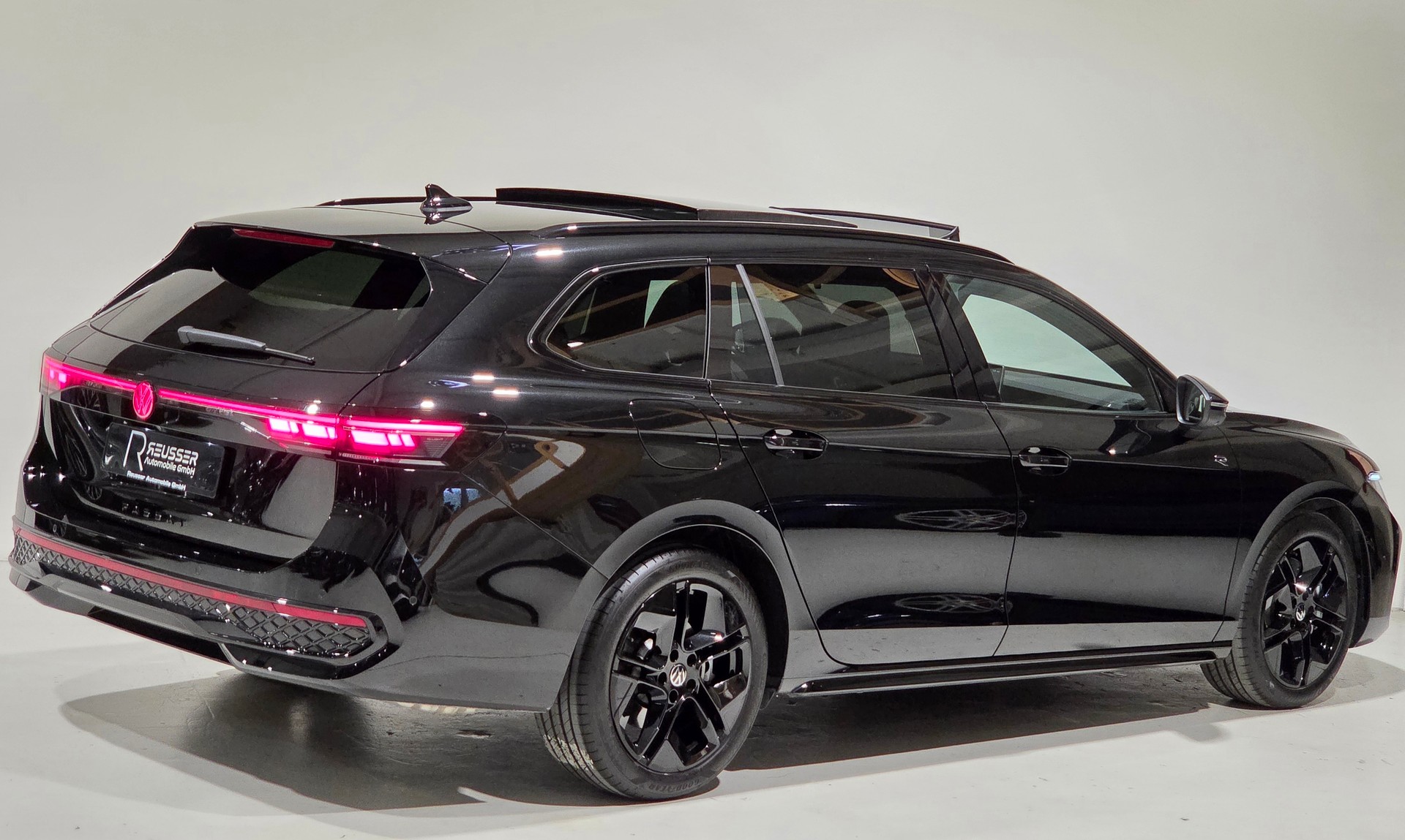 VW Passat Variant 2.0 TSI R-Line Signature Black Style 4 Motion DSG-image-25