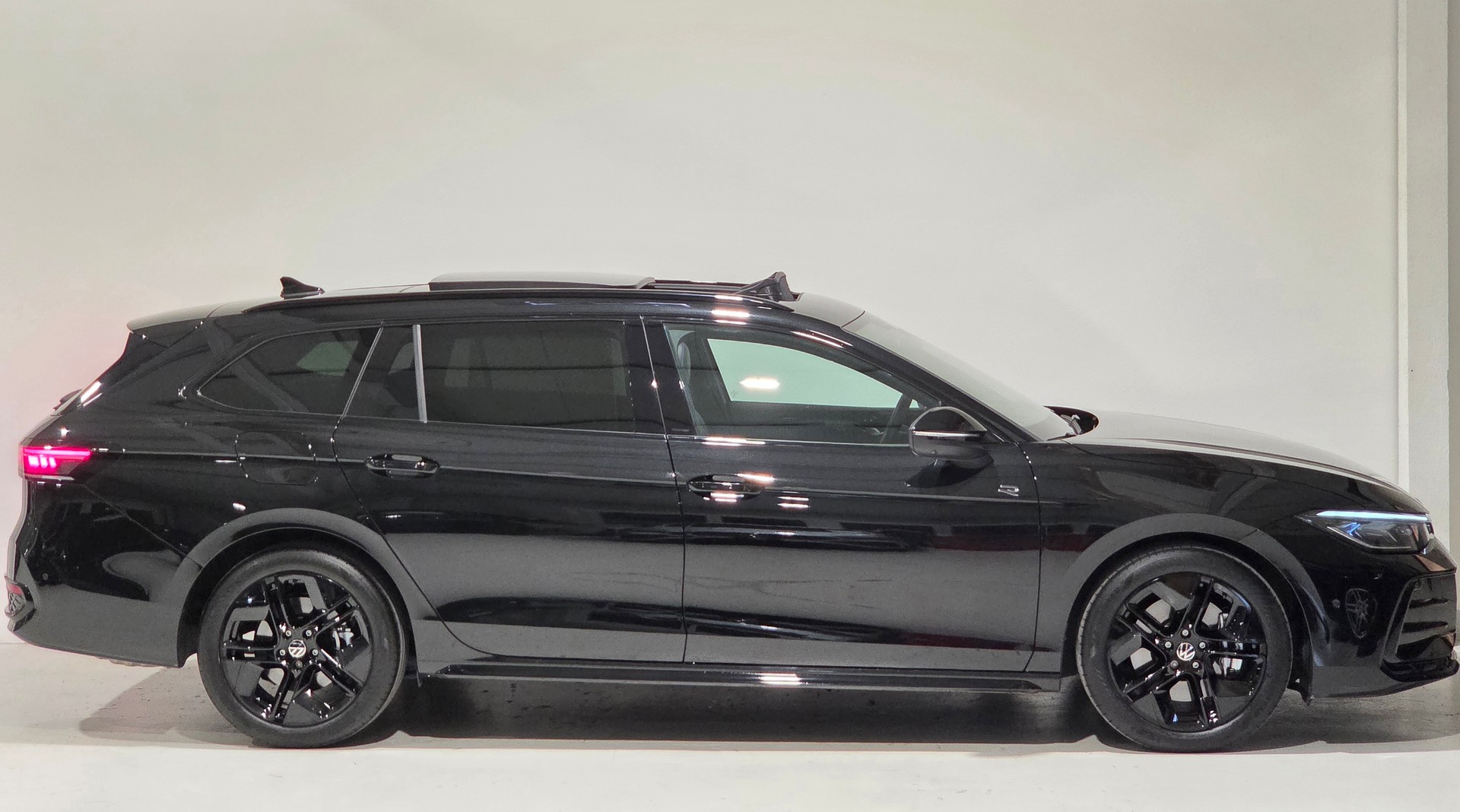 VW Passat Variant 2.0 TSI R-Line Signature Black Style 4 Motion DSG-image-24