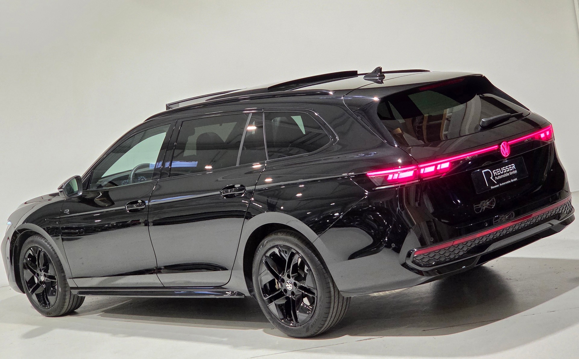 VW Passat Variant 2.0 TSI R-Line Signature Black Style 4 Motion DSG-showroom-element-2