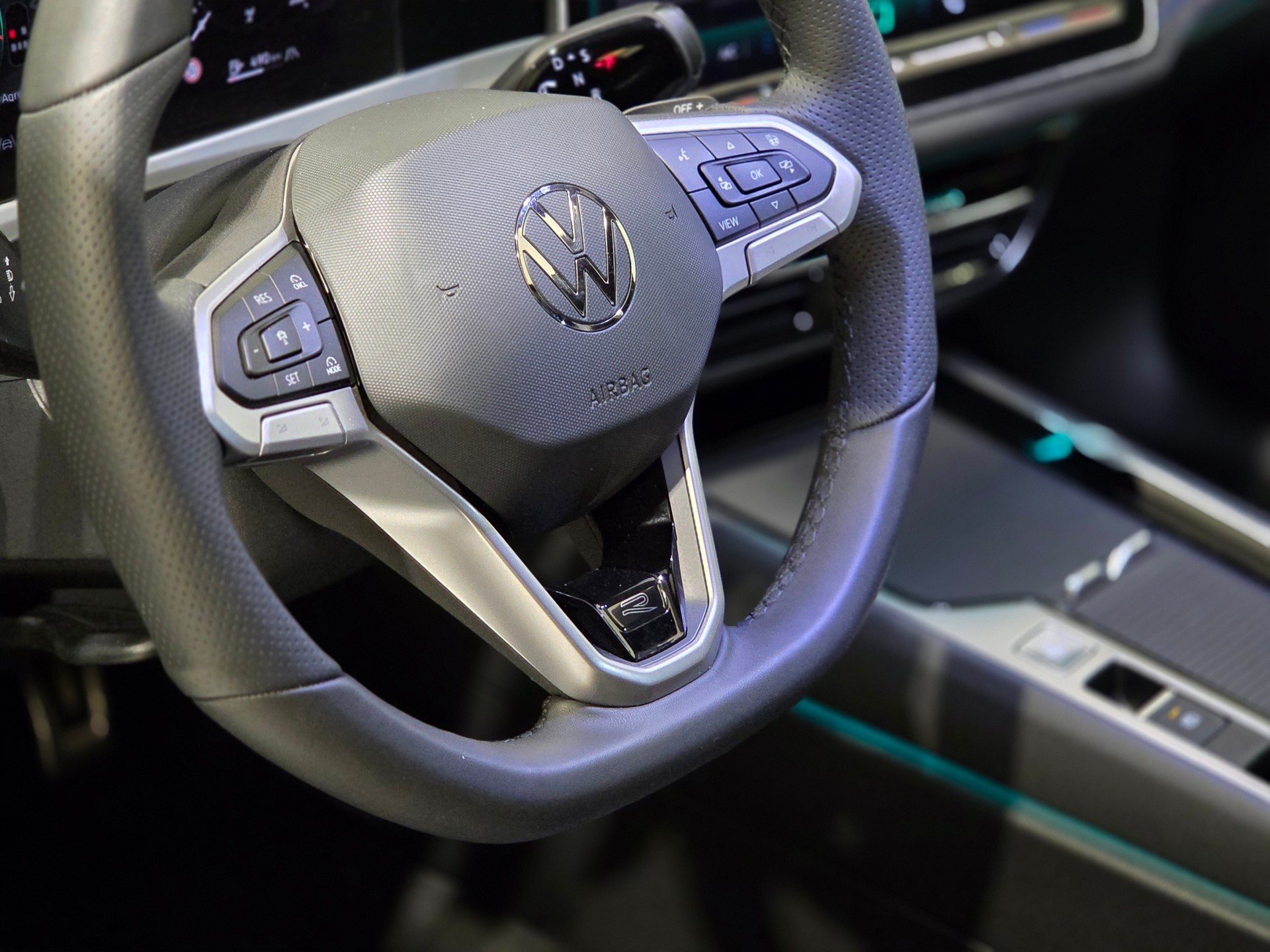 VW Passat Variant 2.0 TSI R-Line Signature Black Style 4 Motion DSG-image-7