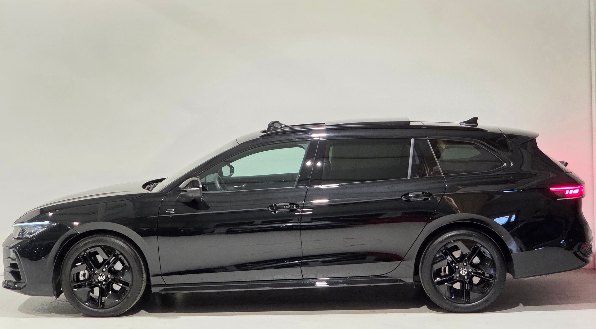 VW Passat Variant 2.0 TSI R-Line Signature Black Style 4 Motion DSG-showroom-element-1
