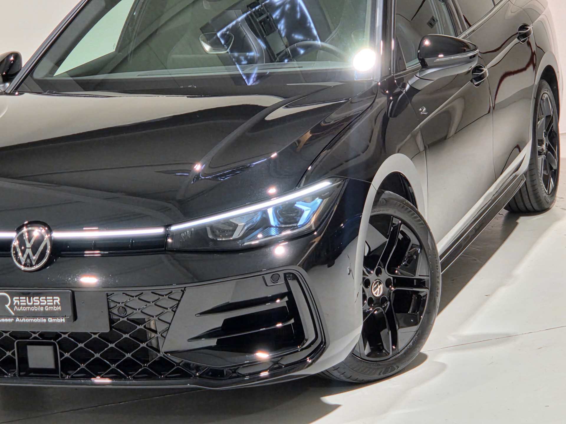 VW Passat Variant 2.0 TSI R-Line Signature Black Style 4 Motion DSG-image-21