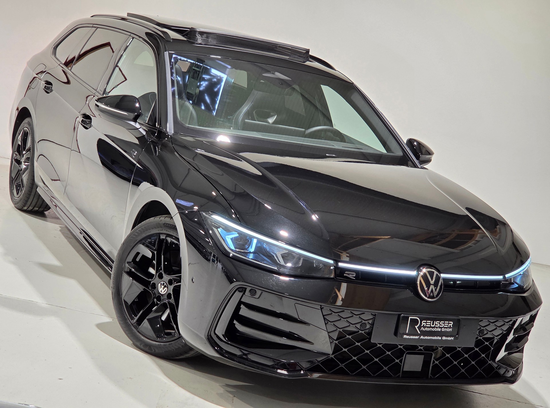 VW Passat Variant 2.0 TSI R-Line Signature Black Style 4 Motion DSG-image-23