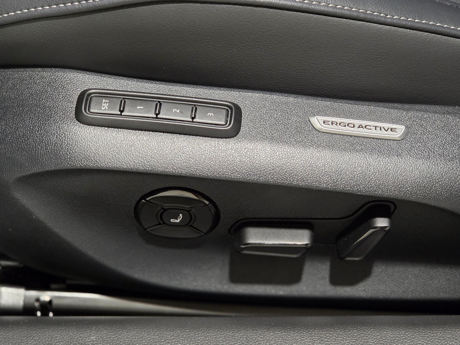 VW Passat Variant 2.0 TSI R-Line Signature Black Style 4 Motion DSG-image-15