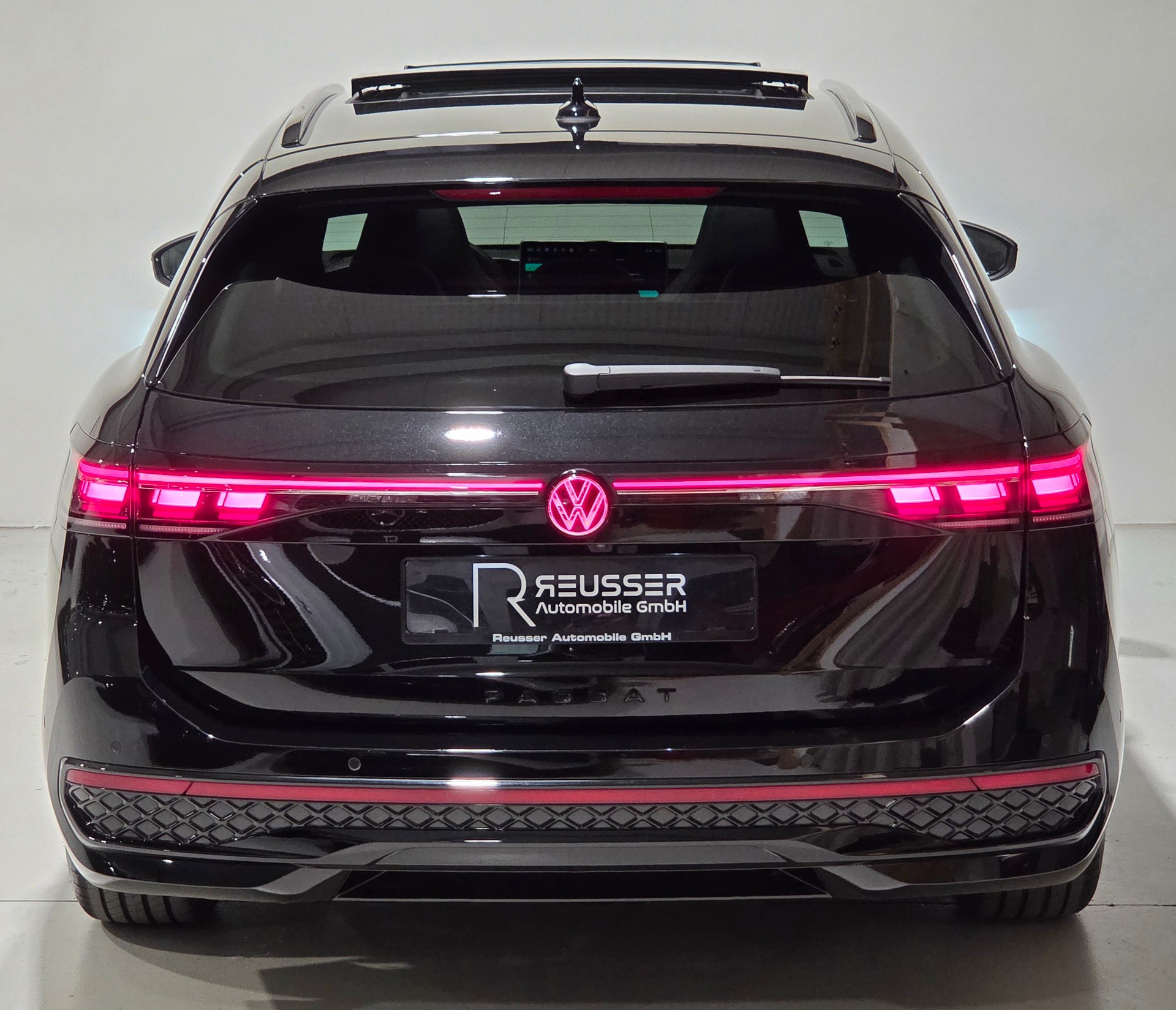 VW Passat Variant 2.0 TSI R-Line Signature Black Style 4 Motion DSG-showroom-element-3
