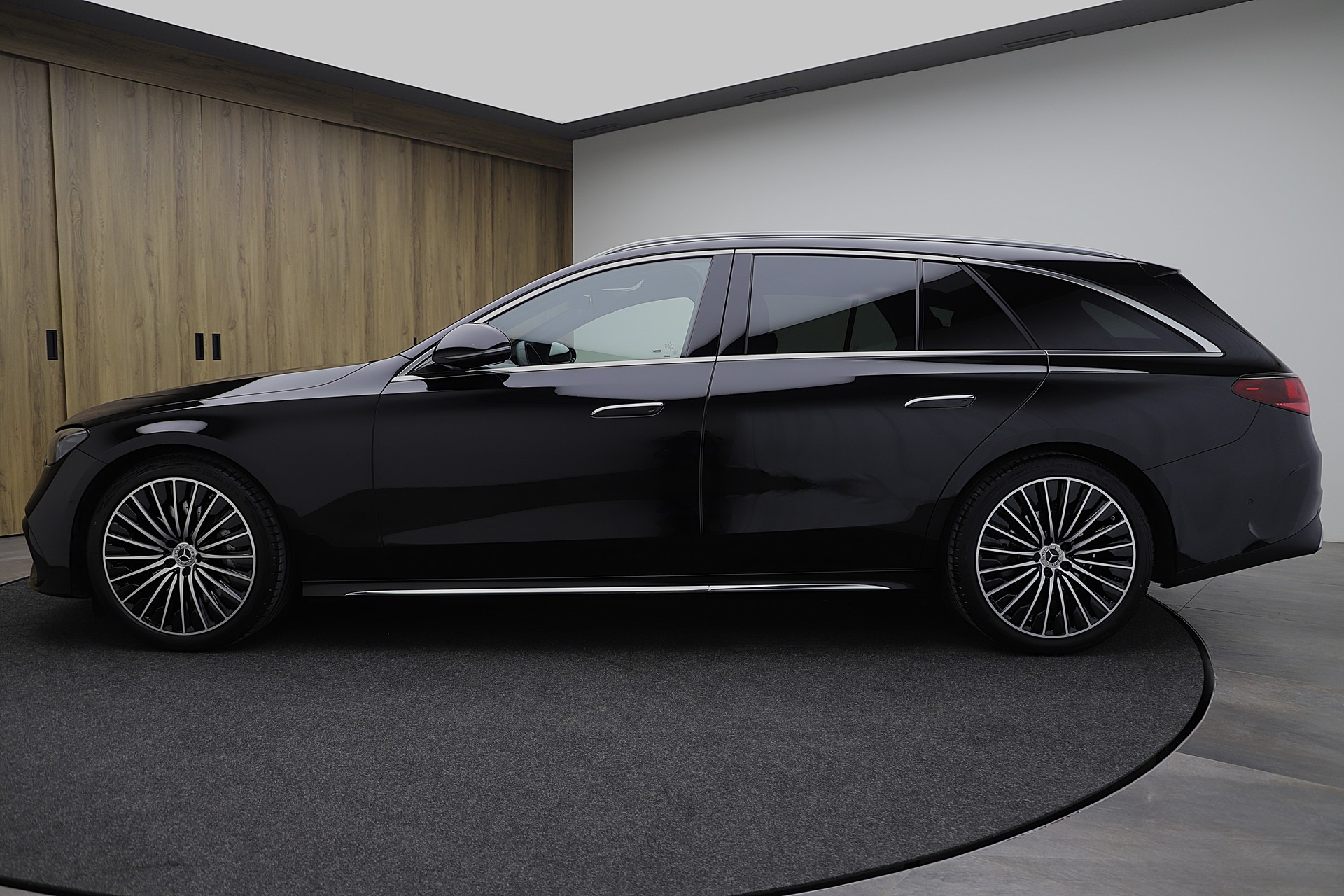 MERCEDES-BENZ E 220 d T 9G-Tronic AMG Advance-image-2