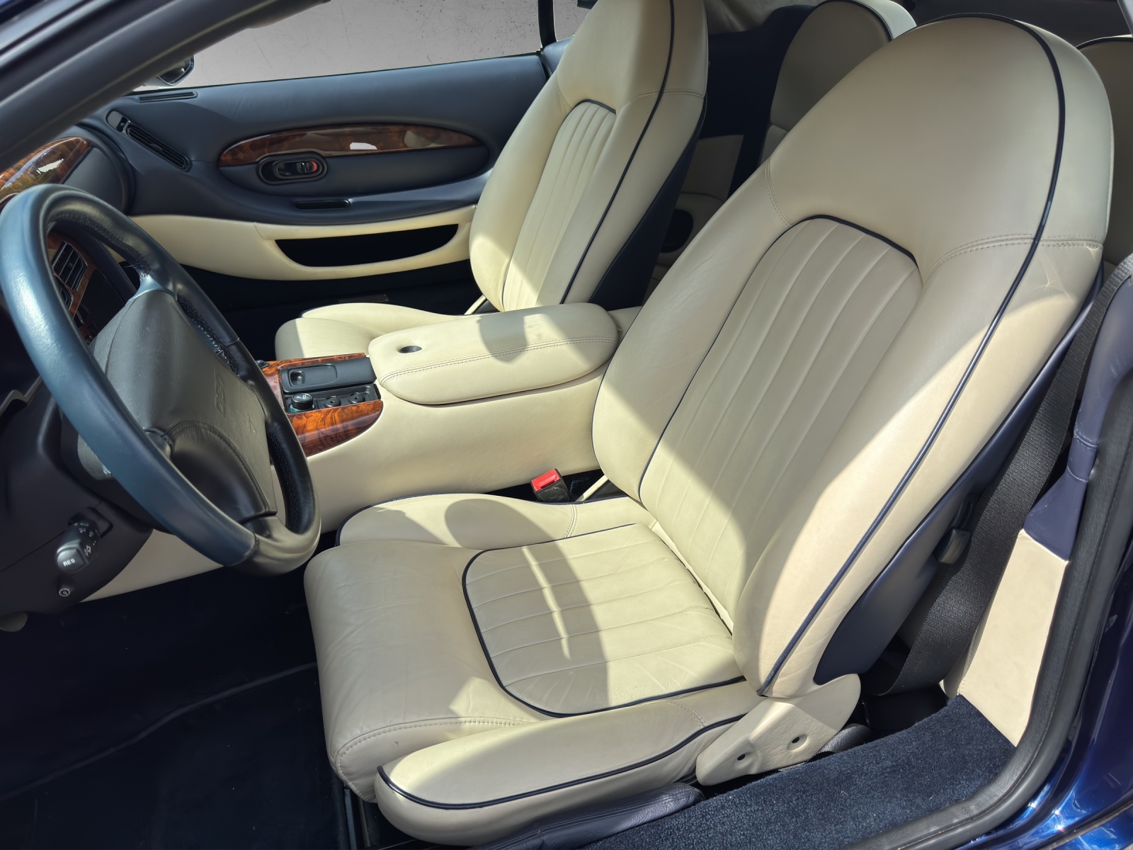 ASTON MARTIN DB7-image-9