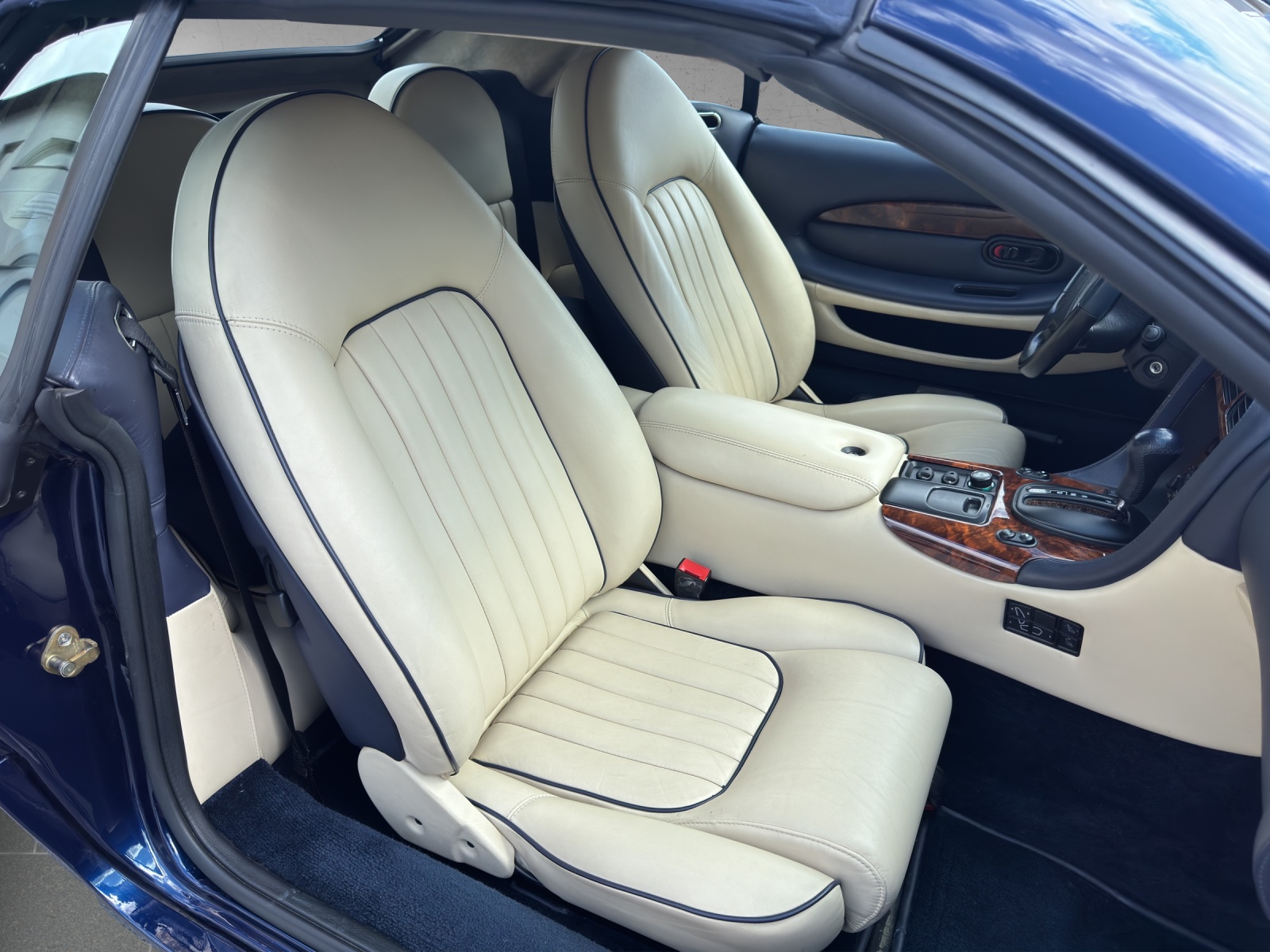ASTON MARTIN DB7-image-8