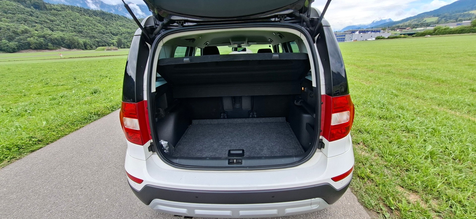SKODA Yeti 2.0 TDI Elegance Outdoor 4x4 DSG-image-10