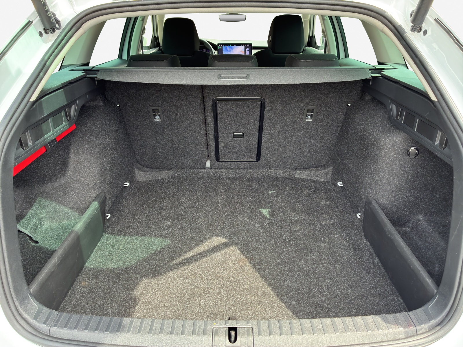 SKODA Octavia Combi 2.0 TDI DSG Selection-image-12