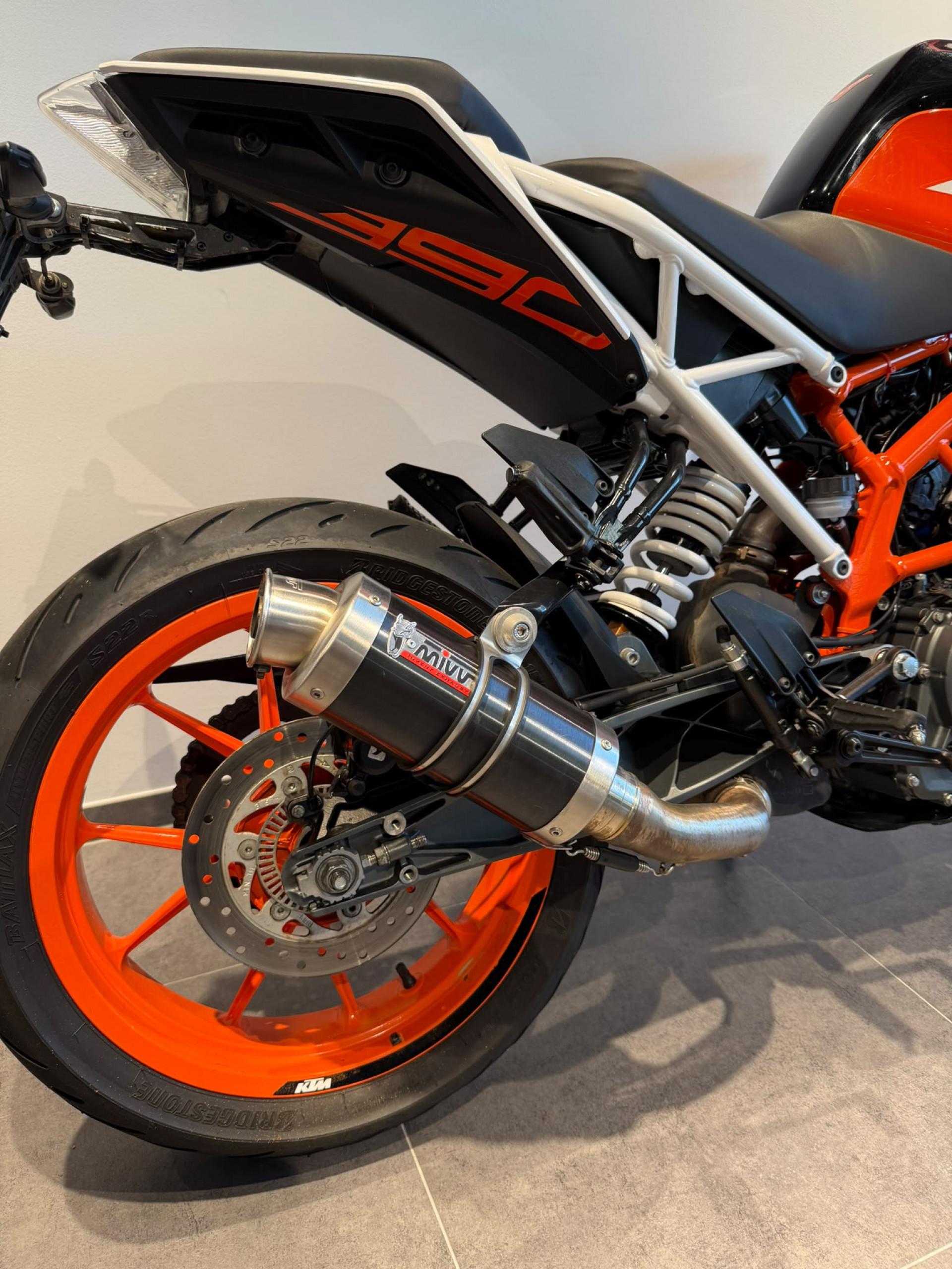 KTM 390 Duke-image-3