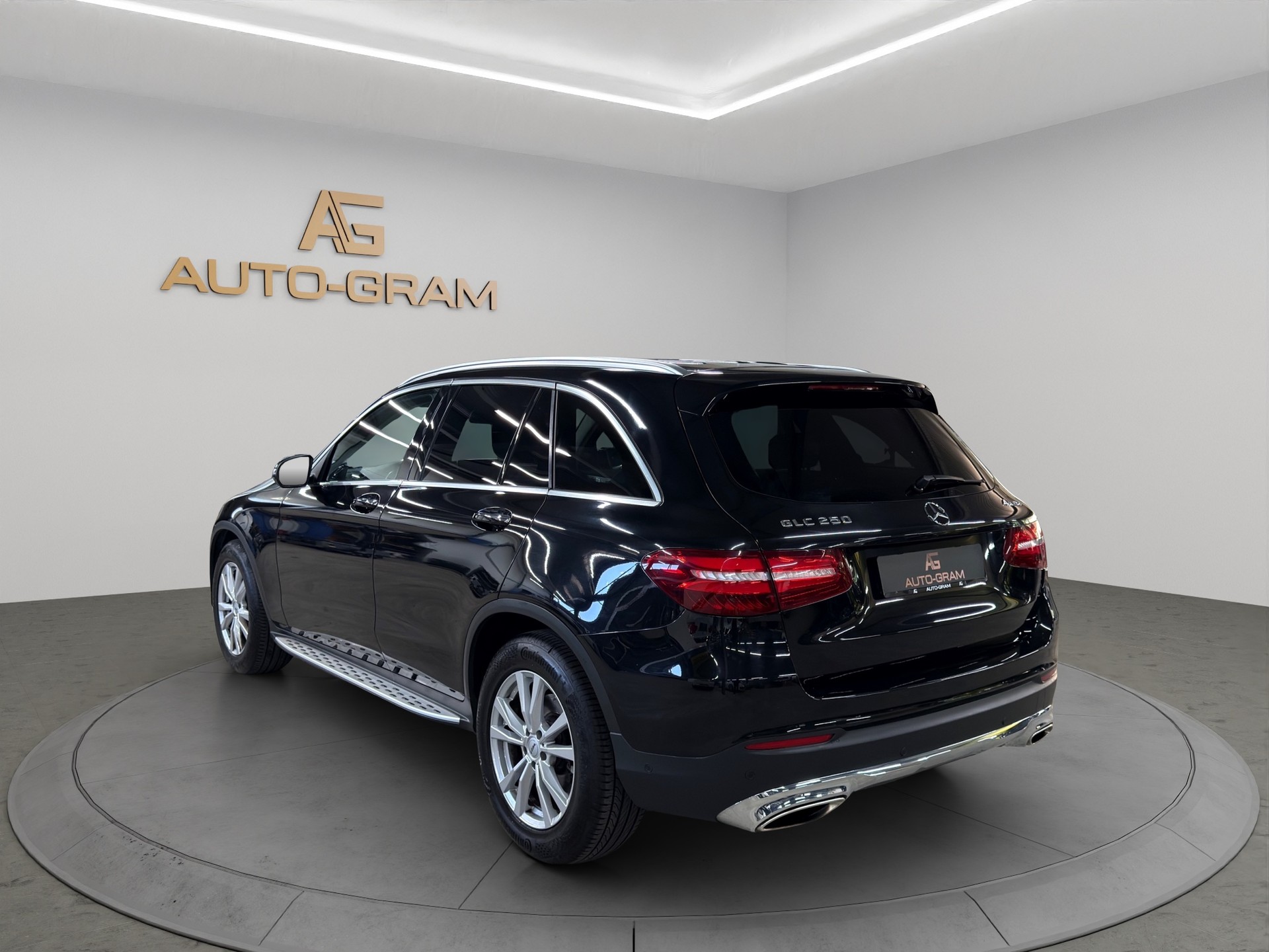 MERCEDES-BENZ GLC 250 4Matic 9G-Tronic-showroom-element-2