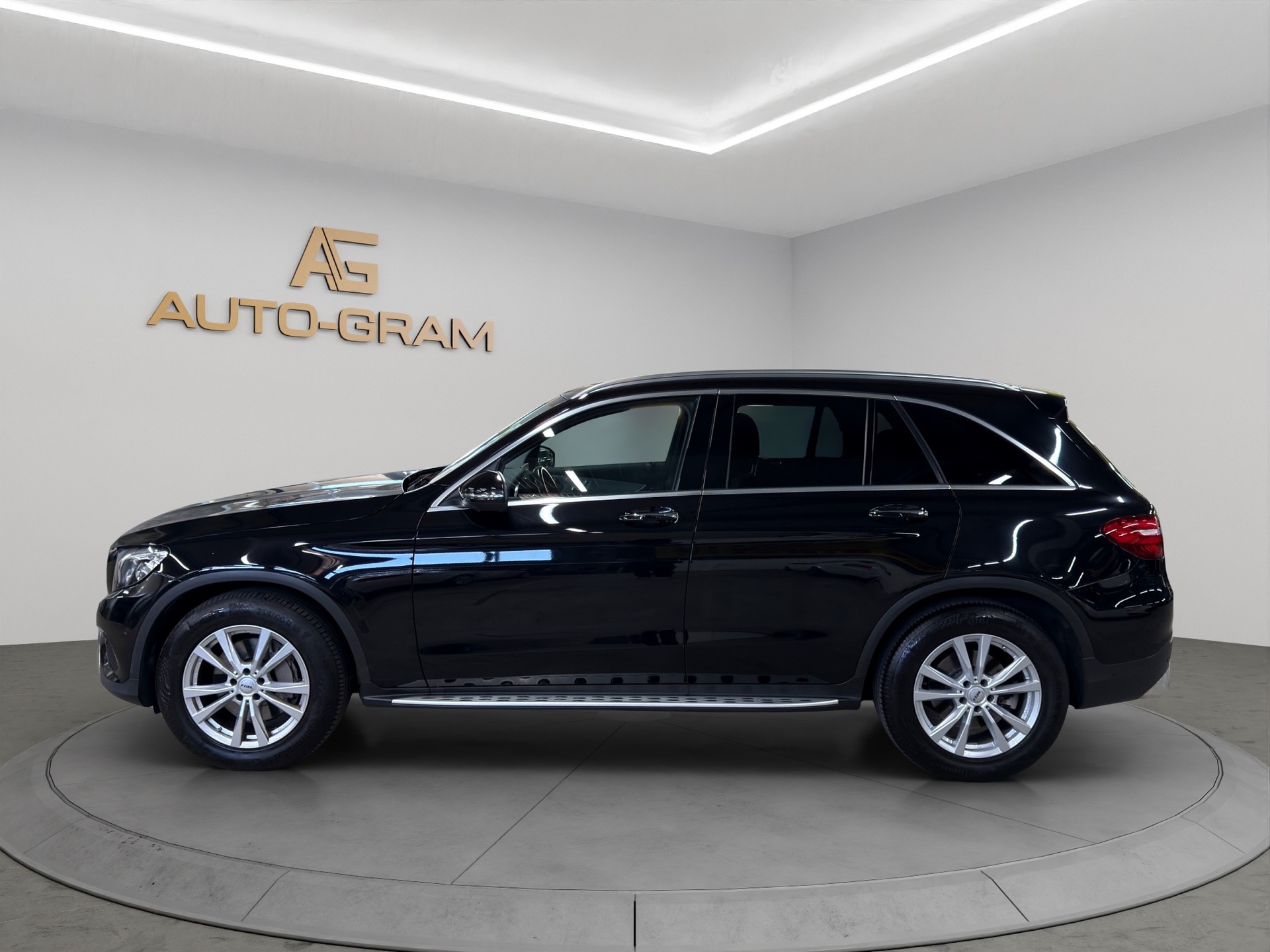 MERCEDES-BENZ GLC 250 4Matic 9G-Tronic-showroom-element-1